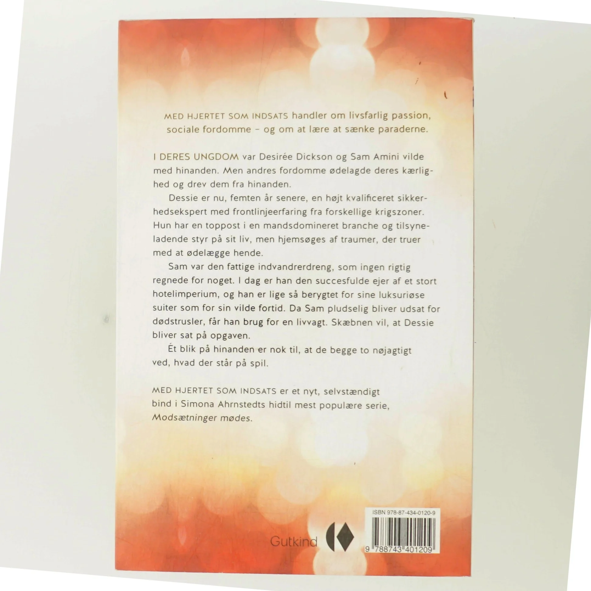 Med hjertet som indsats af Simona Ahrnstedt (Bog)