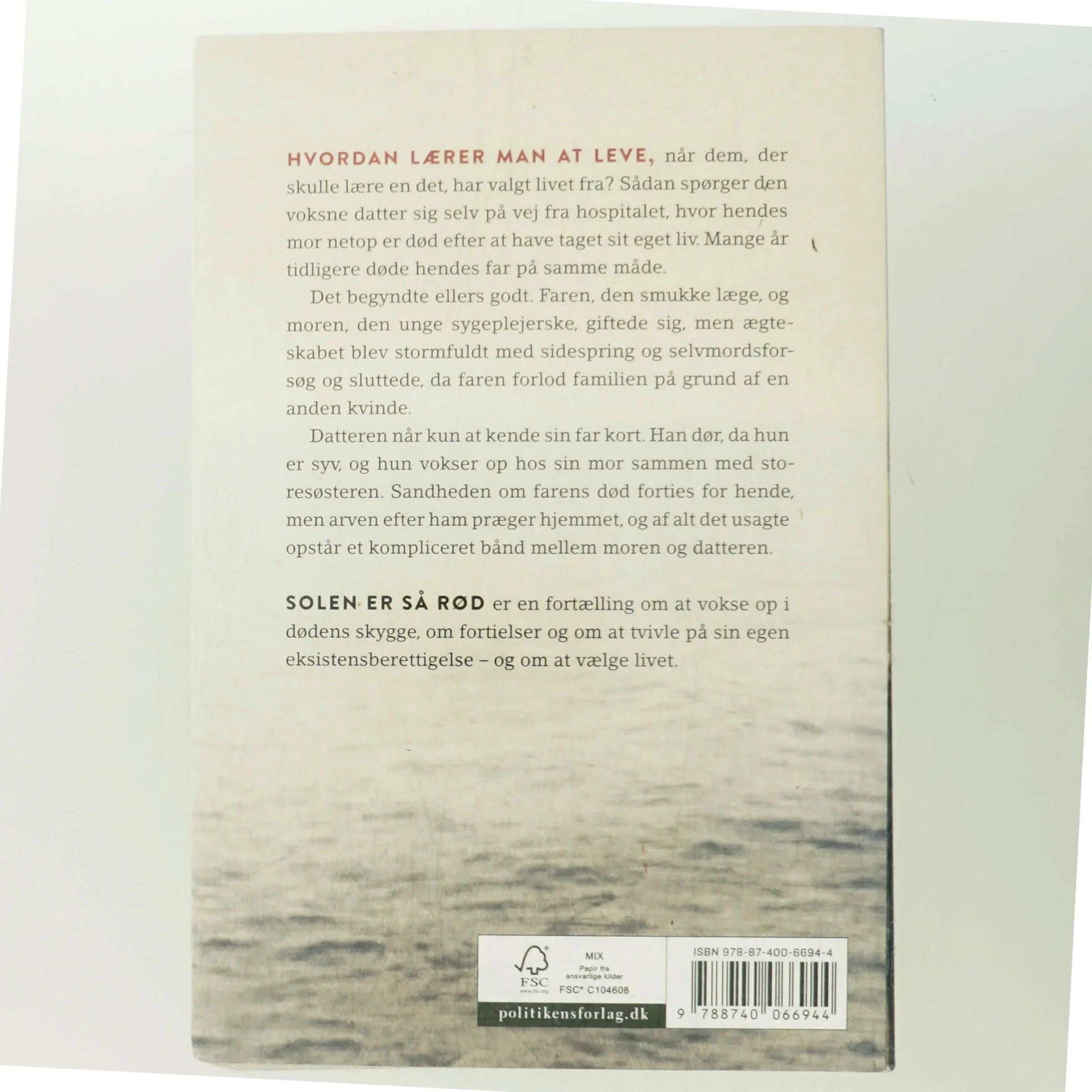 Solen er så rød : roman af Henriette Houth (Bog)