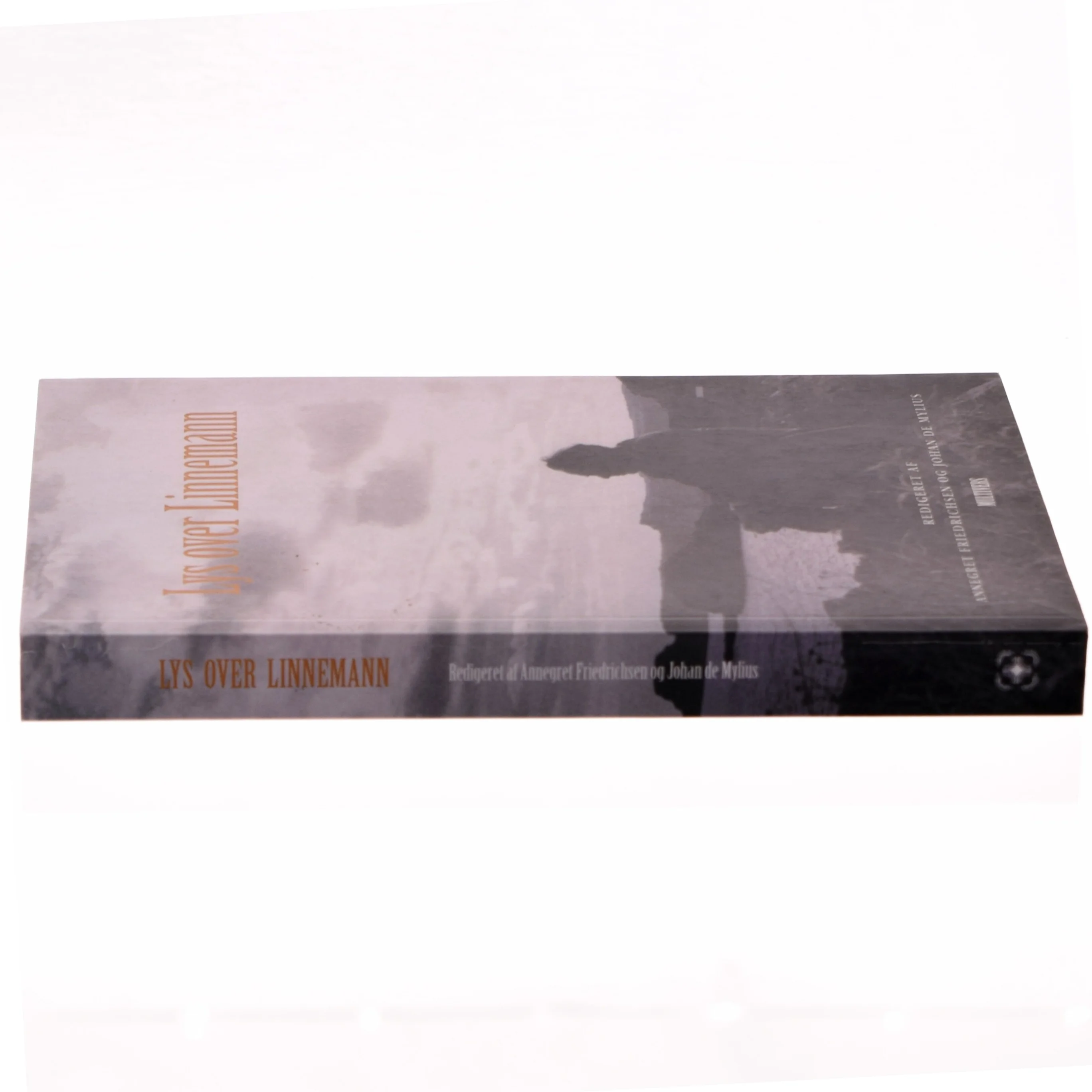 Lys over Linnemann : i anledning af forfatteren Willy-August Linnemanns 100-år (Bog)