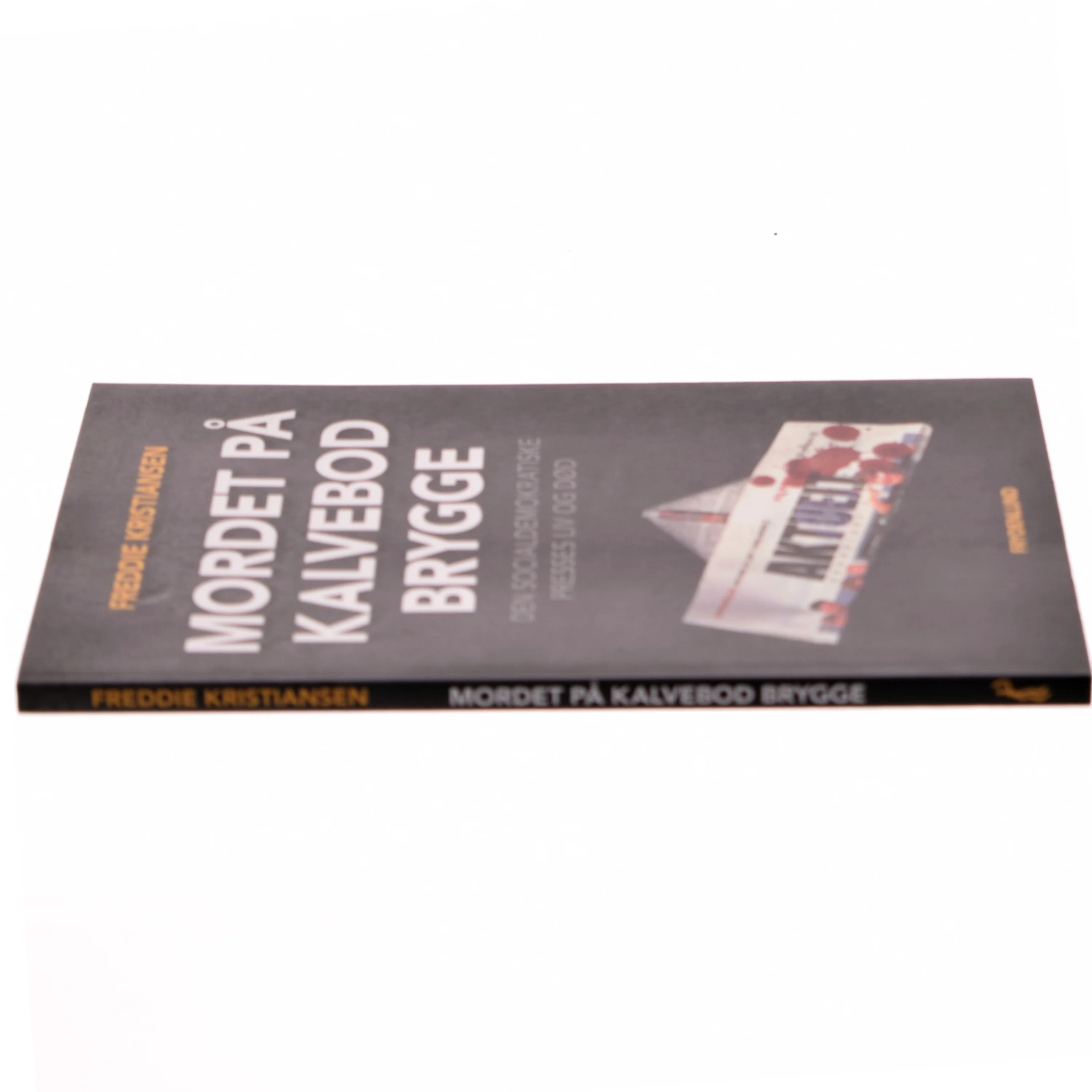 Mordet på Kalvebod Brygge : den socialdemokratiske presses liv og død af Freddie Kristiansen (f. 1947) (Bog)