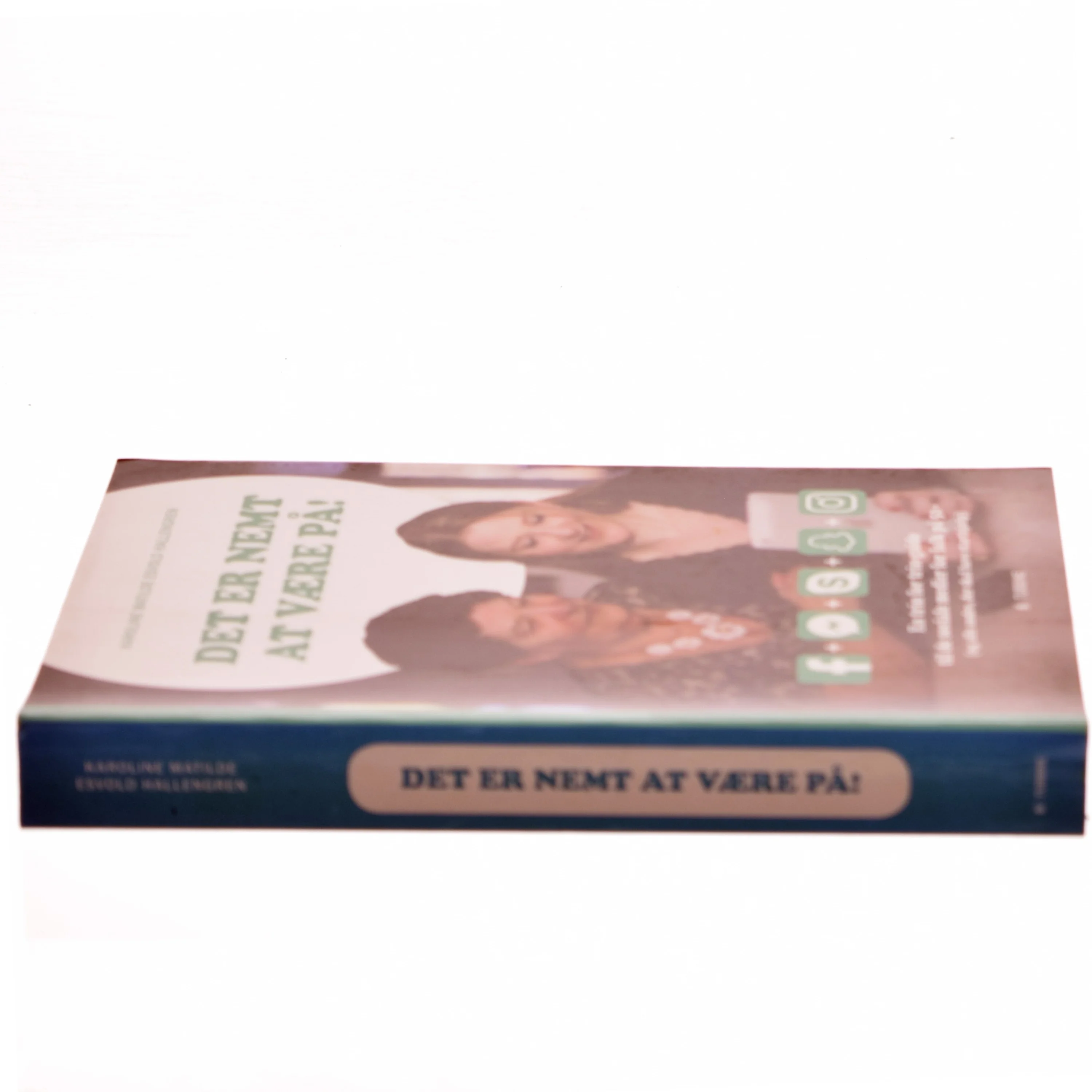 Det er nemt at være på! : en trin for trin-guide til de sociale medier for folk på 50+ (og alle andre, der skal have starthjælp) af Karoline Matilde Esvold Hallengren (f. 1997) (Bog)