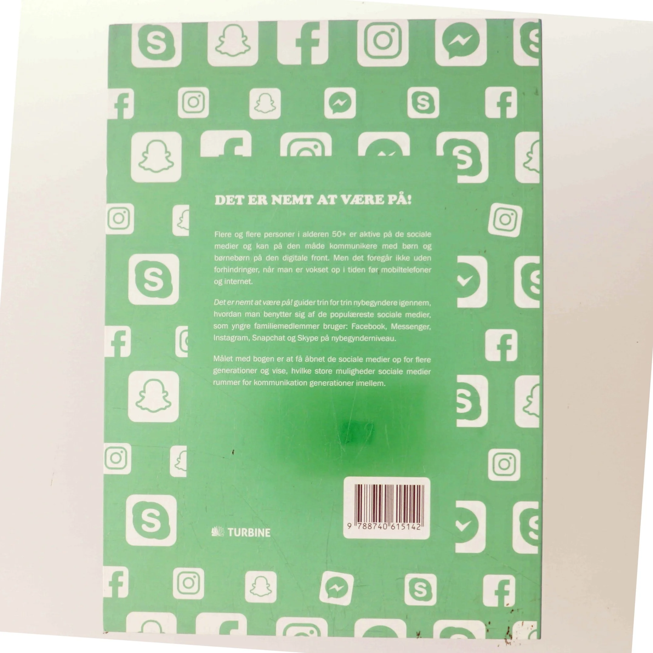 Det er nemt at være på! : en trin for trin-guide til de sociale medier for folk på 50+ (og alle andre, der skal have starthjælp) af Karoline Matilde Esvold Hallengren (f. 1997) (Bog)