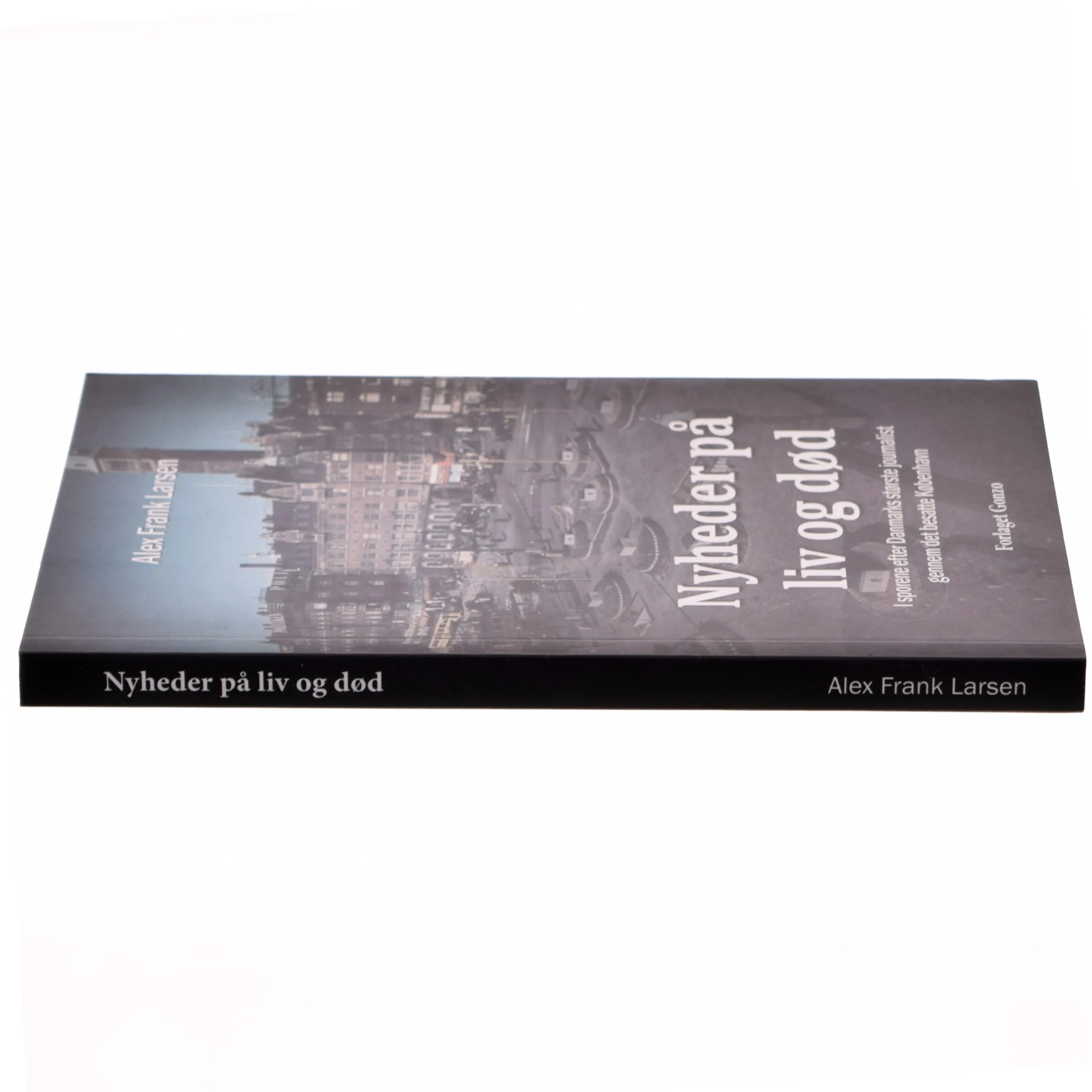 Nyheder på liv og død : i sporene efter Danmarks største journalist gennem det besatte København af Alex Frank Larsen (f. 1946) (Bog)