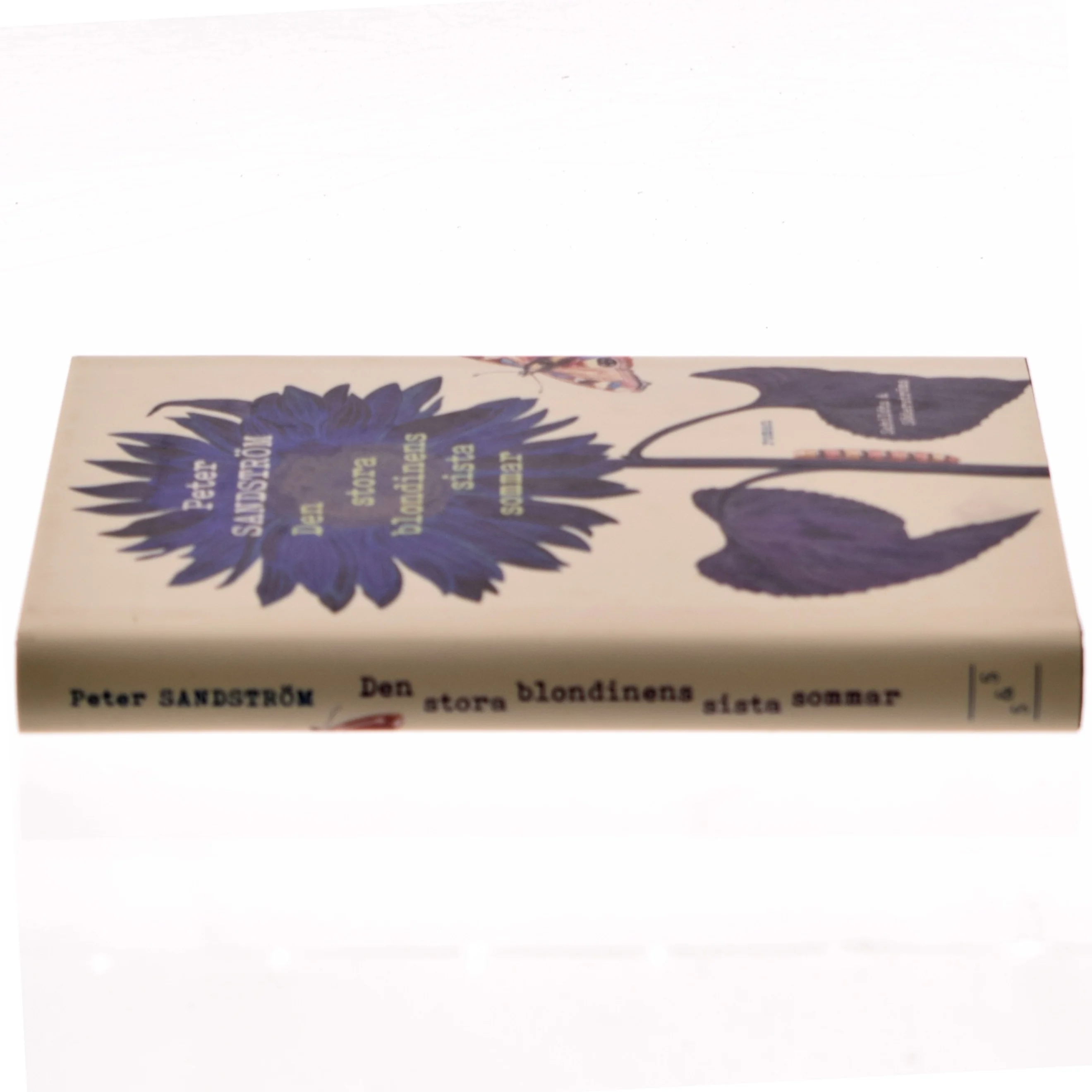Den stora blondinens sista sommar : roman af Peter Sandström (f. 1963) (Bog)