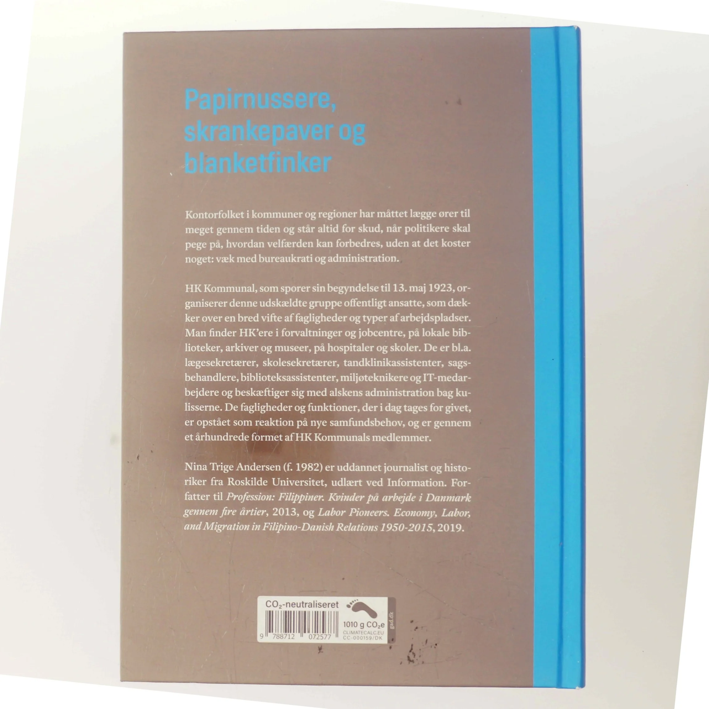 Papirnussere, skrankepaver og blanketfinker : 100 års kamp om organisering og faglig identitet på velfærdsstatens kontorer af Nina Trige Andersen (f. 1982) (Bog)