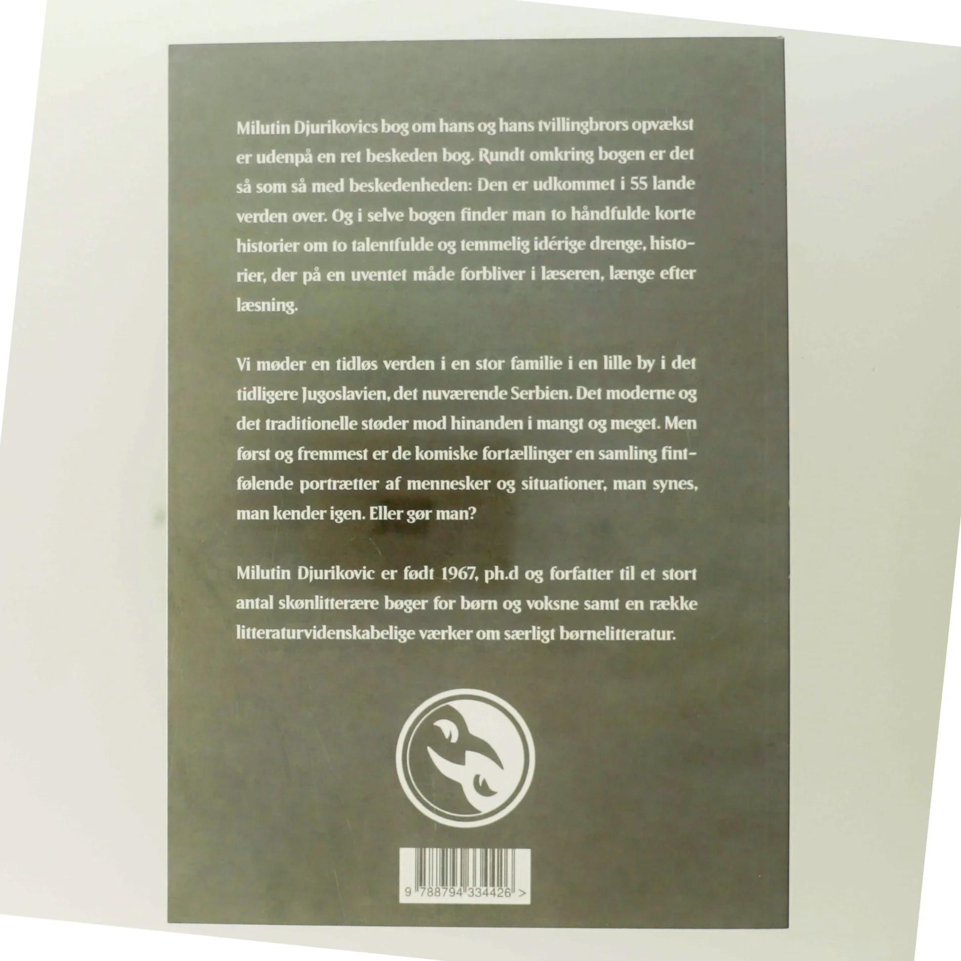 Tvillingernes opvækst : en samling historier om og for børn, og børn der er blevet voksne af Milutin Đuričković (f. 1967) (Bog)