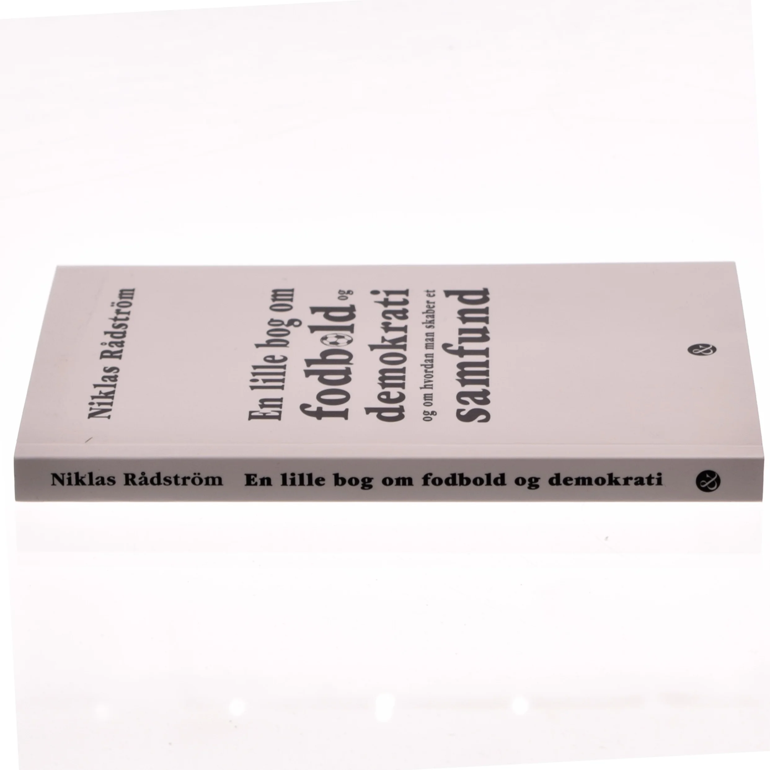 En lille bog om fodbold og demokrati og om hvordan man skaber et samfund af Niklas Rådström (Bog)