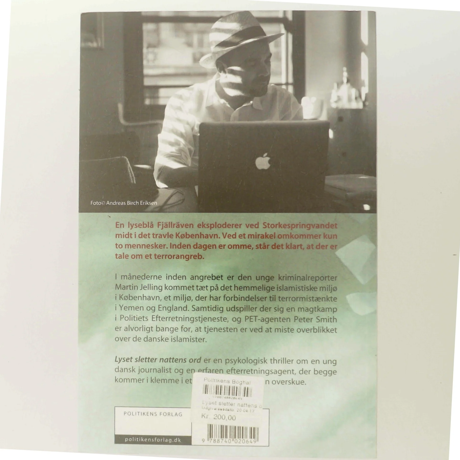 Lyset sletter nattens ord : roman af Miki Mistrati (f. 1968) (Bog)