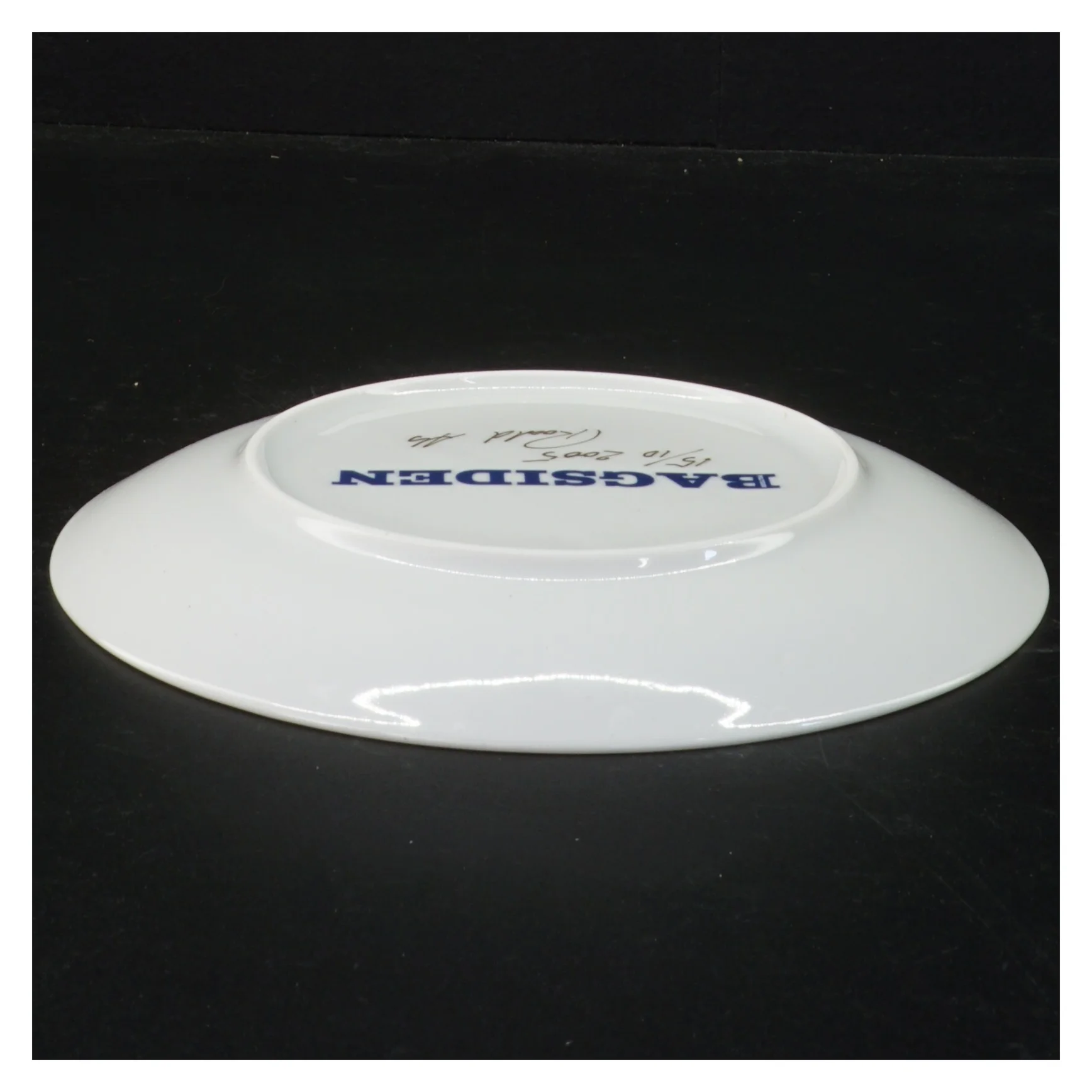 Bagsiden tallerken 2005 fra Roald Dahl (str. 19 x 2 cm)