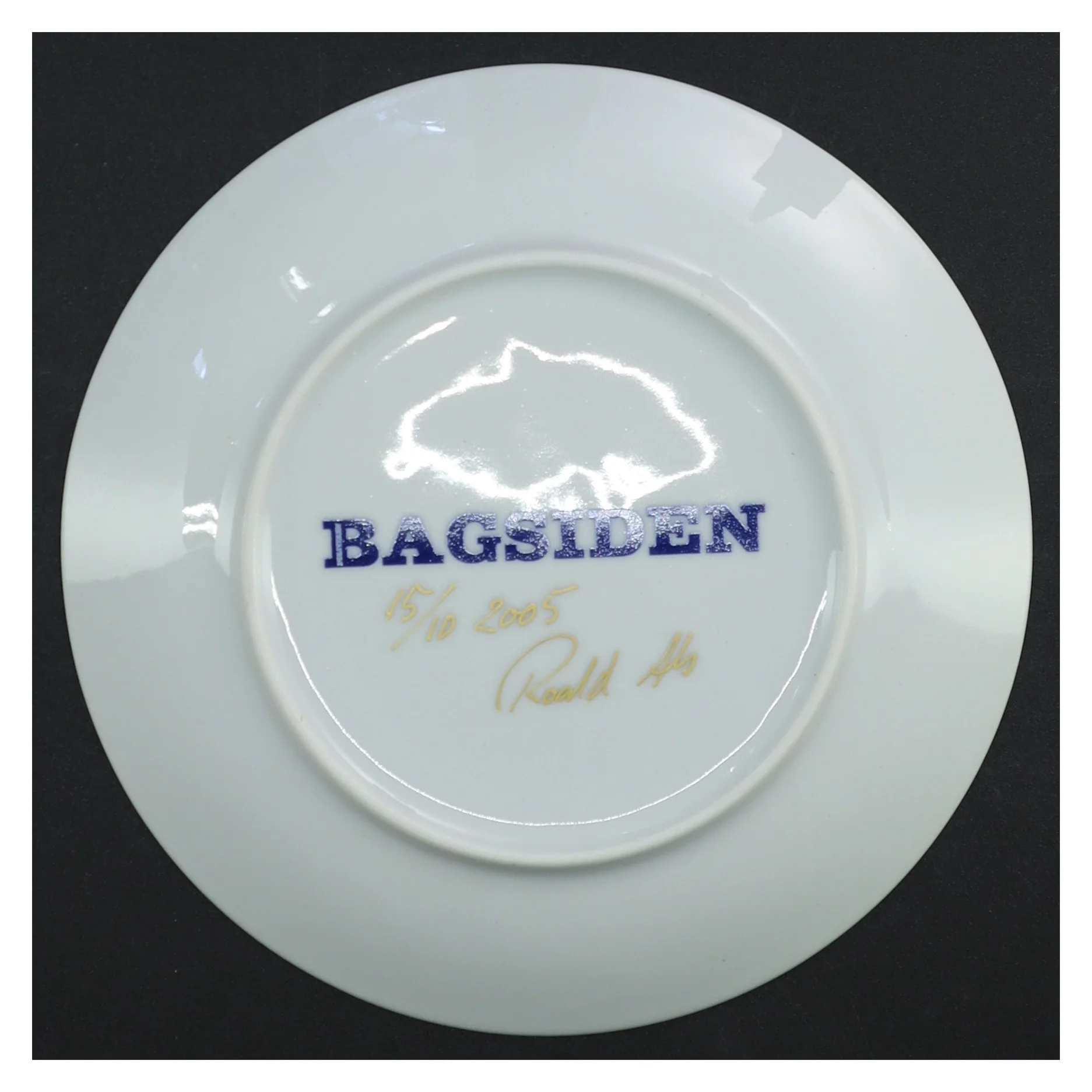 Bagsiden tallerken 2005 fra Roald Dahl (str. 19 x 2 cm)