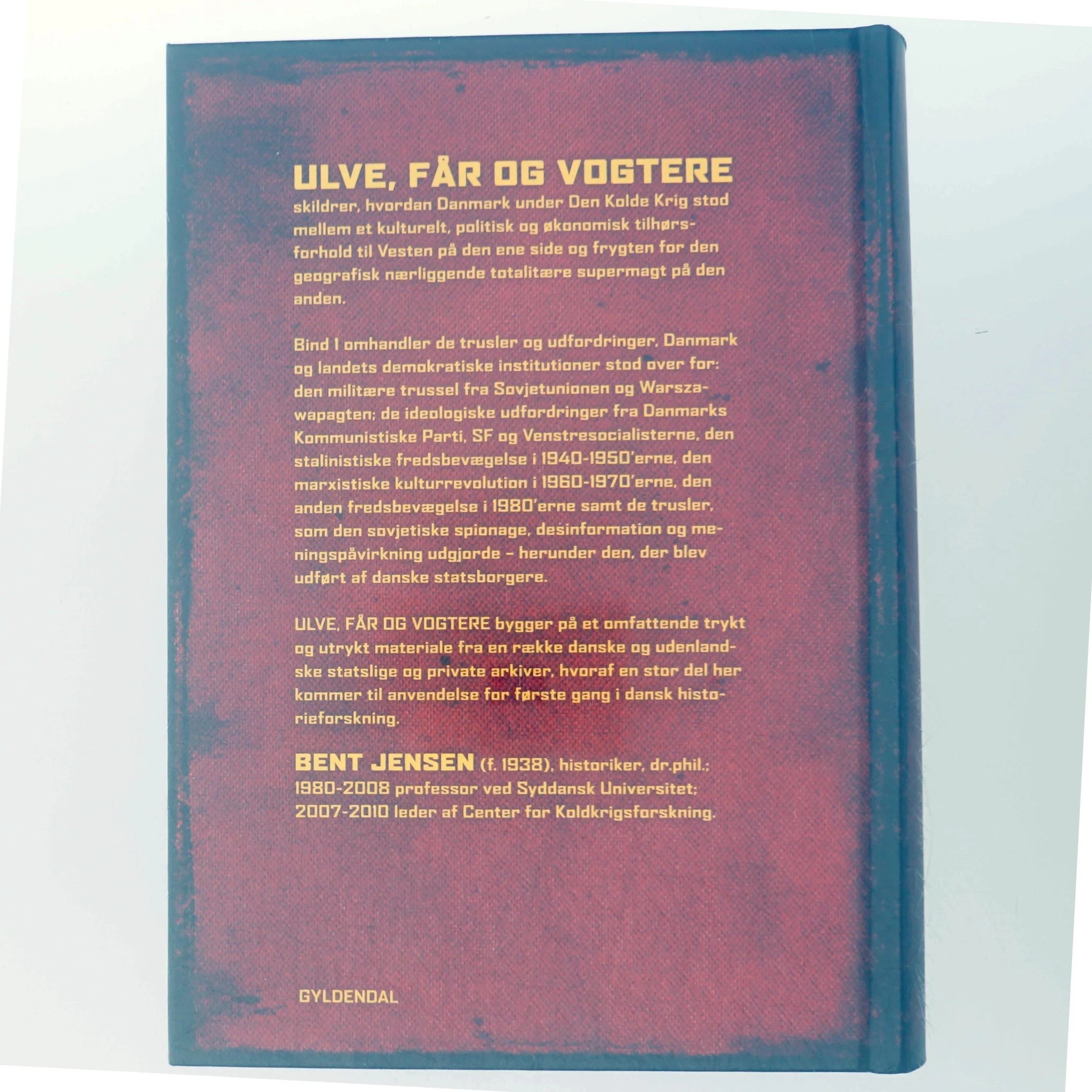 'Ulve, får og vogtere 1 - Den kolde krig i Danmark 1945-1991' af Bent Jensen (bog) fra Gyldendal