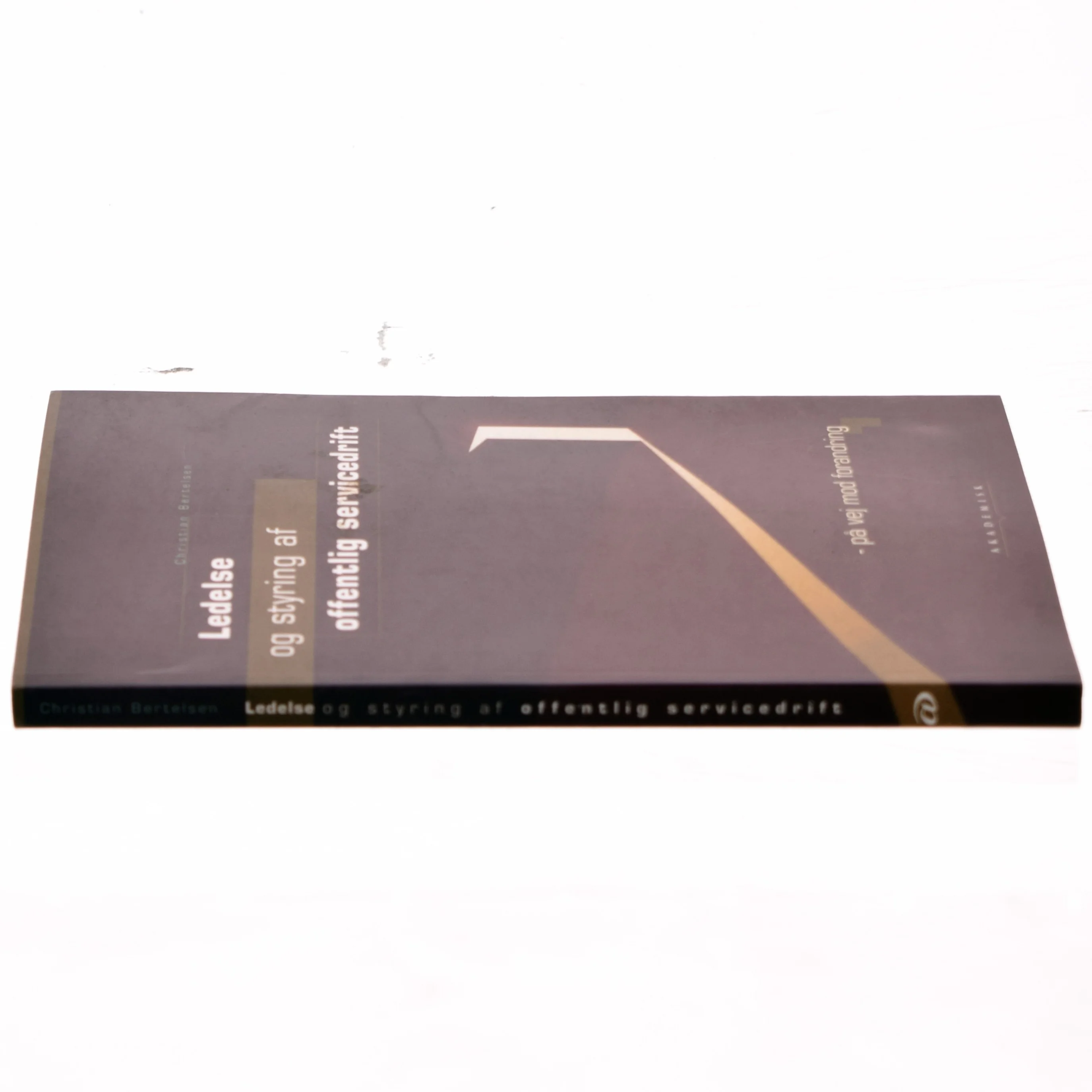 Ledelse og styring af offentlig servicedrift : på vej mod forandring af Christian Bertelsen (Bog)