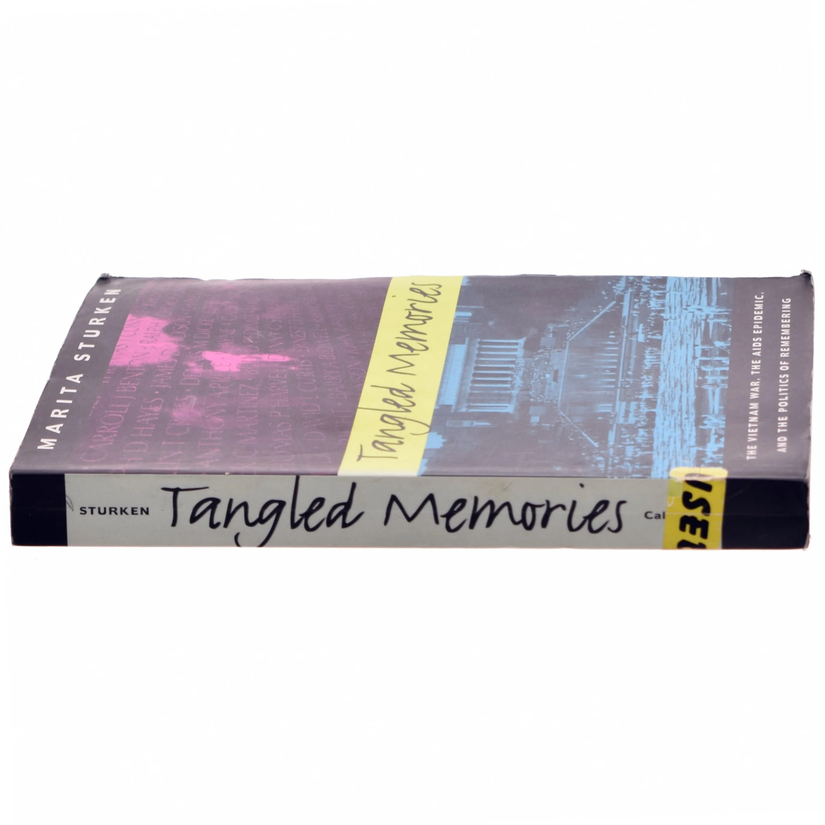 Tangled memories : the Vietnam War, the AIDS epidemic, and the politics of remembering af Marita Sturken (1957-) (Bog)