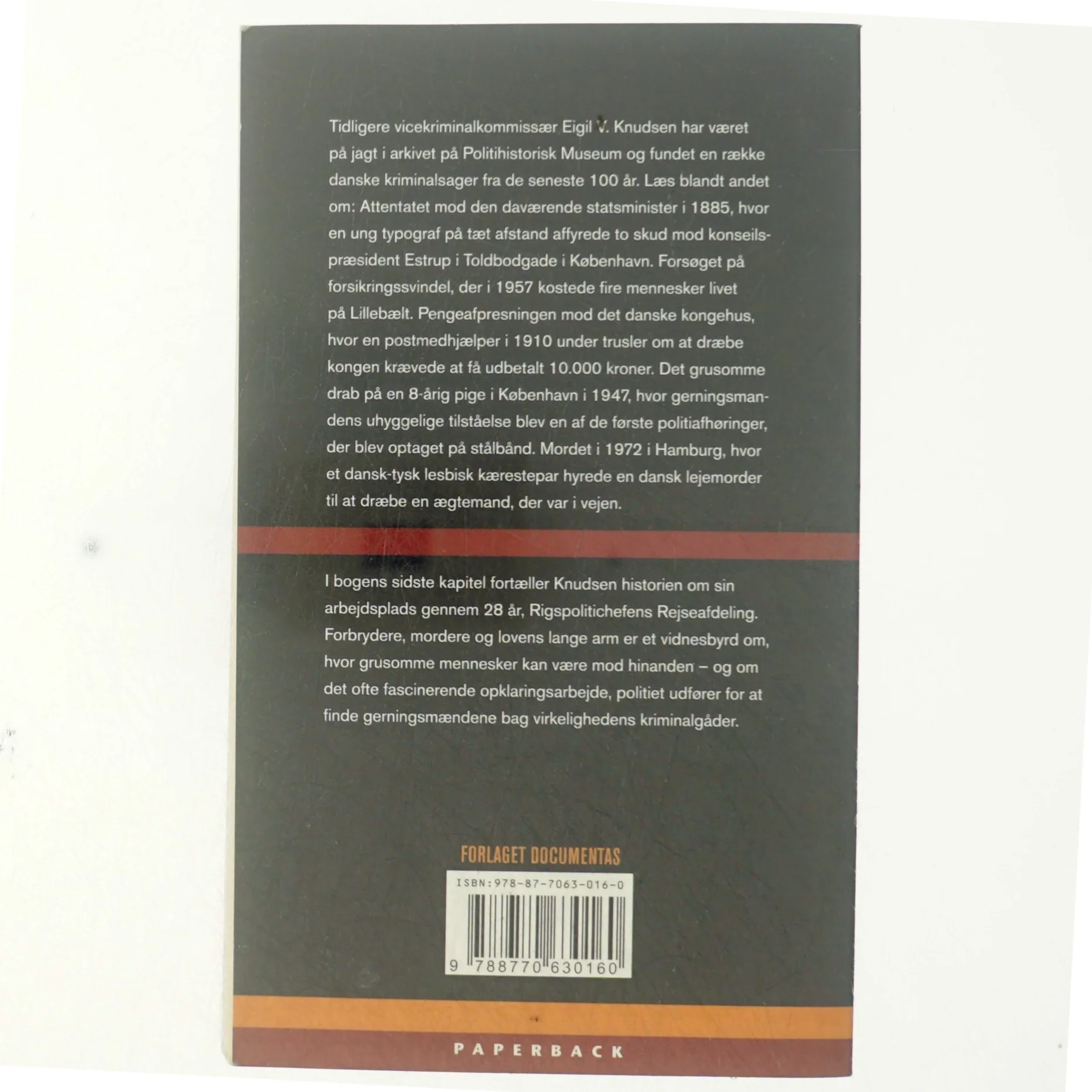 Forbrydere, mordere og lovens lange arm : danske kriminalsager gennem 100 år af Eigil V. Knudsen (Bog)