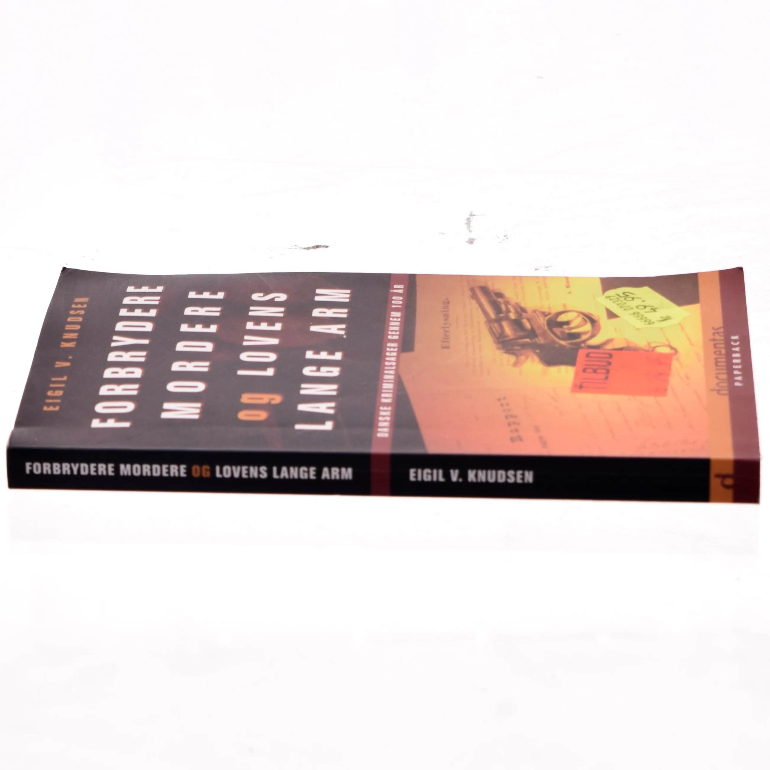 Forbrydere, mordere og lovens lange arm : danske kriminalsager gennem 100 år af Eigil V. Knudsen (Bog)