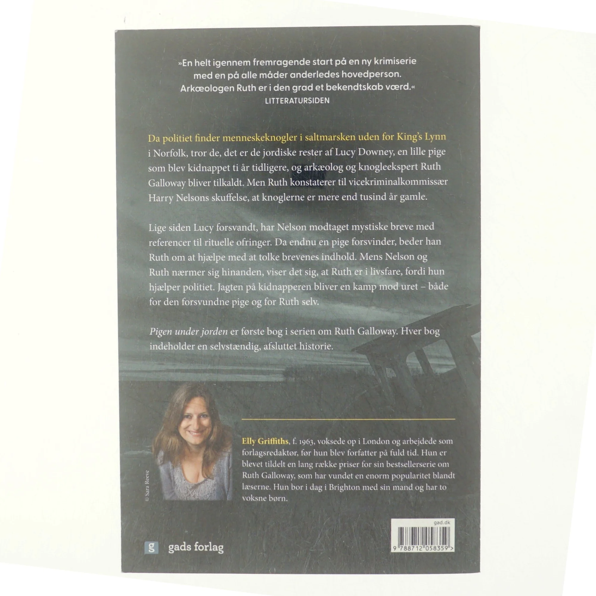 Pigen under jorden af Elly Griffiths (Bog)