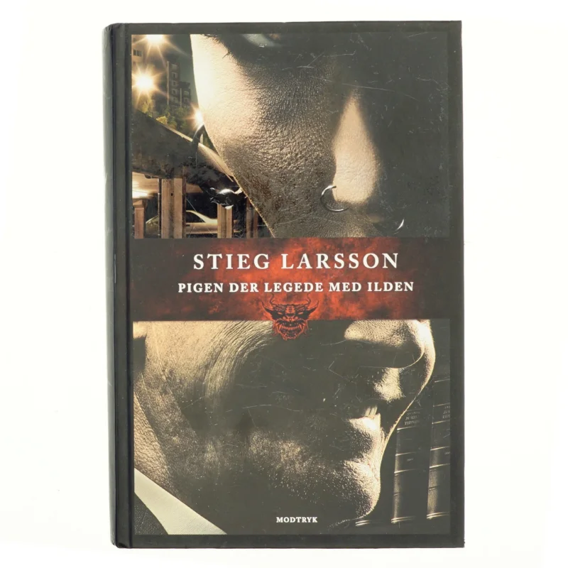Pigen der legede med ilden. 2 af Stieg Larsson (Bog)
