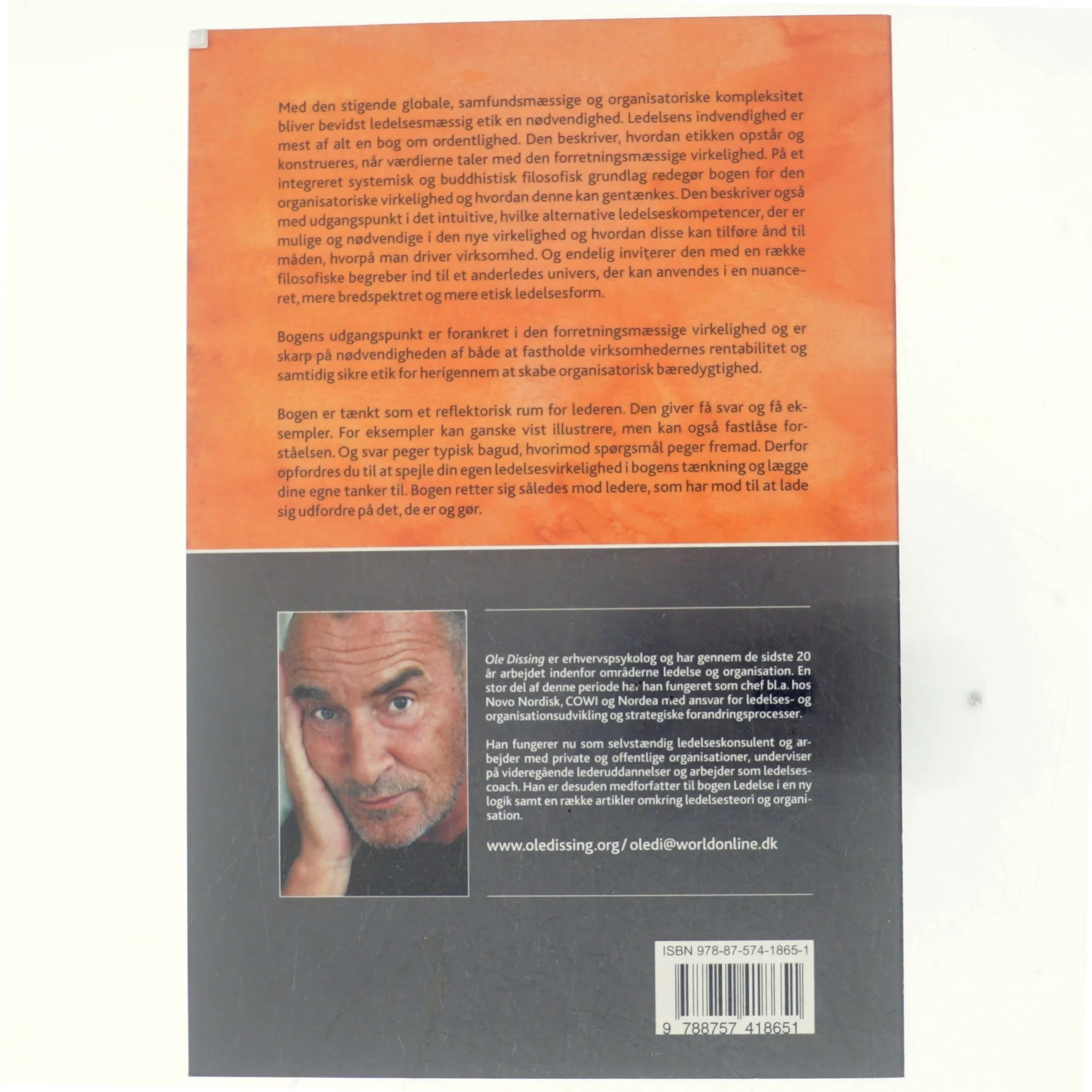 Ledelsens indvendighed og etik : en ledelsesfilosofi i et systemisk-buddhistisk perspektiv af Ole Dissing (Bog)