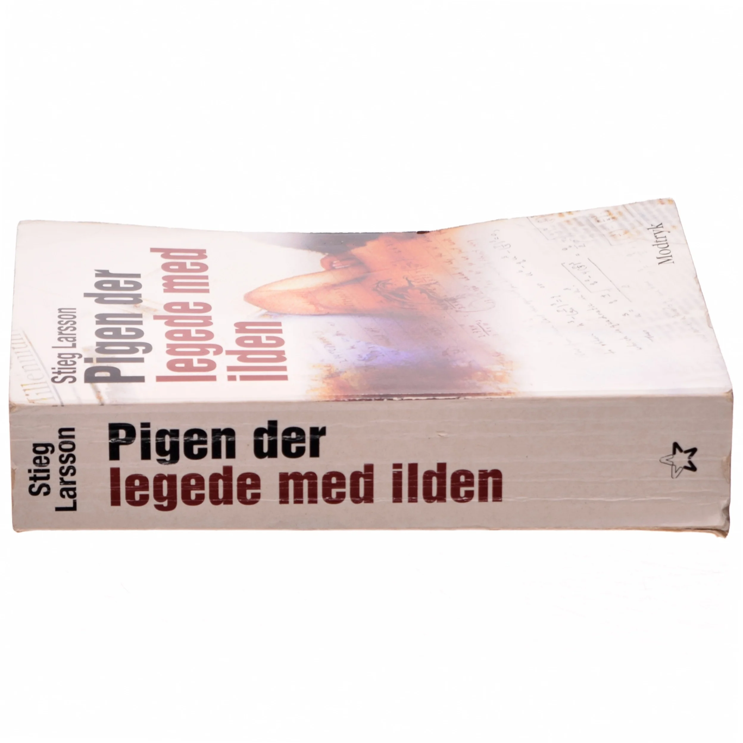 Pigen der legede med ilden (Millennium, 2. Bind) af Stieg Larsson (Bog)