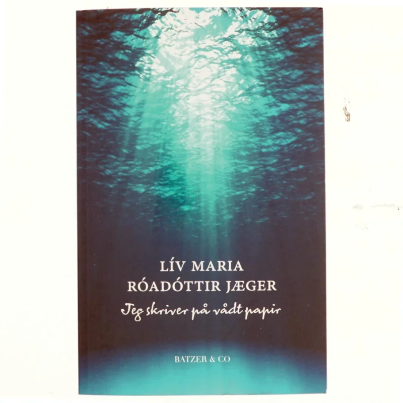 Jeg skriver på vådt papir : poesi af Lív Maria Róadóttir Jæger (f. 1981) (Bog)