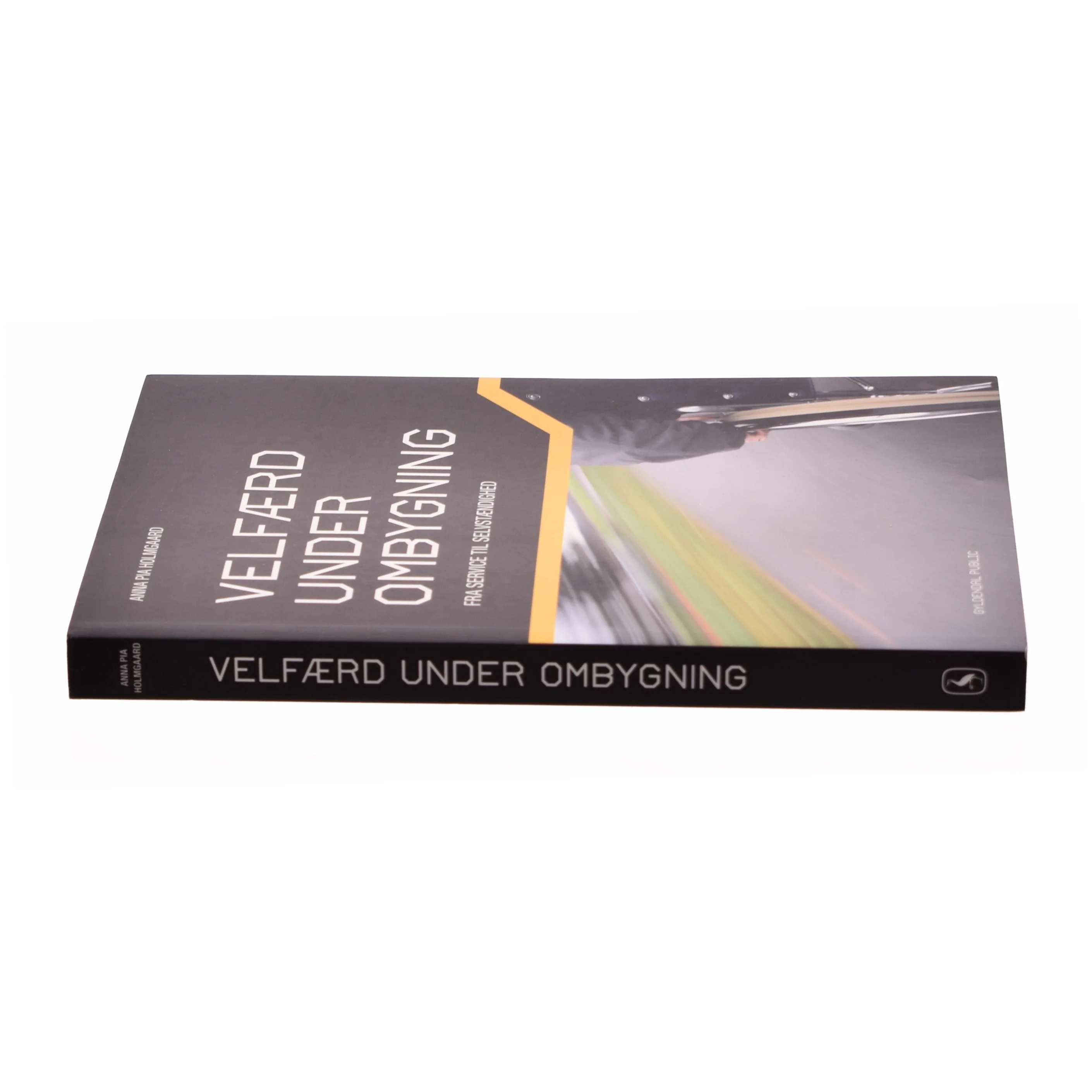 Velfærd under ombygning : fra service til selvstændighed af Anna Pia Holmgaard (Bog)