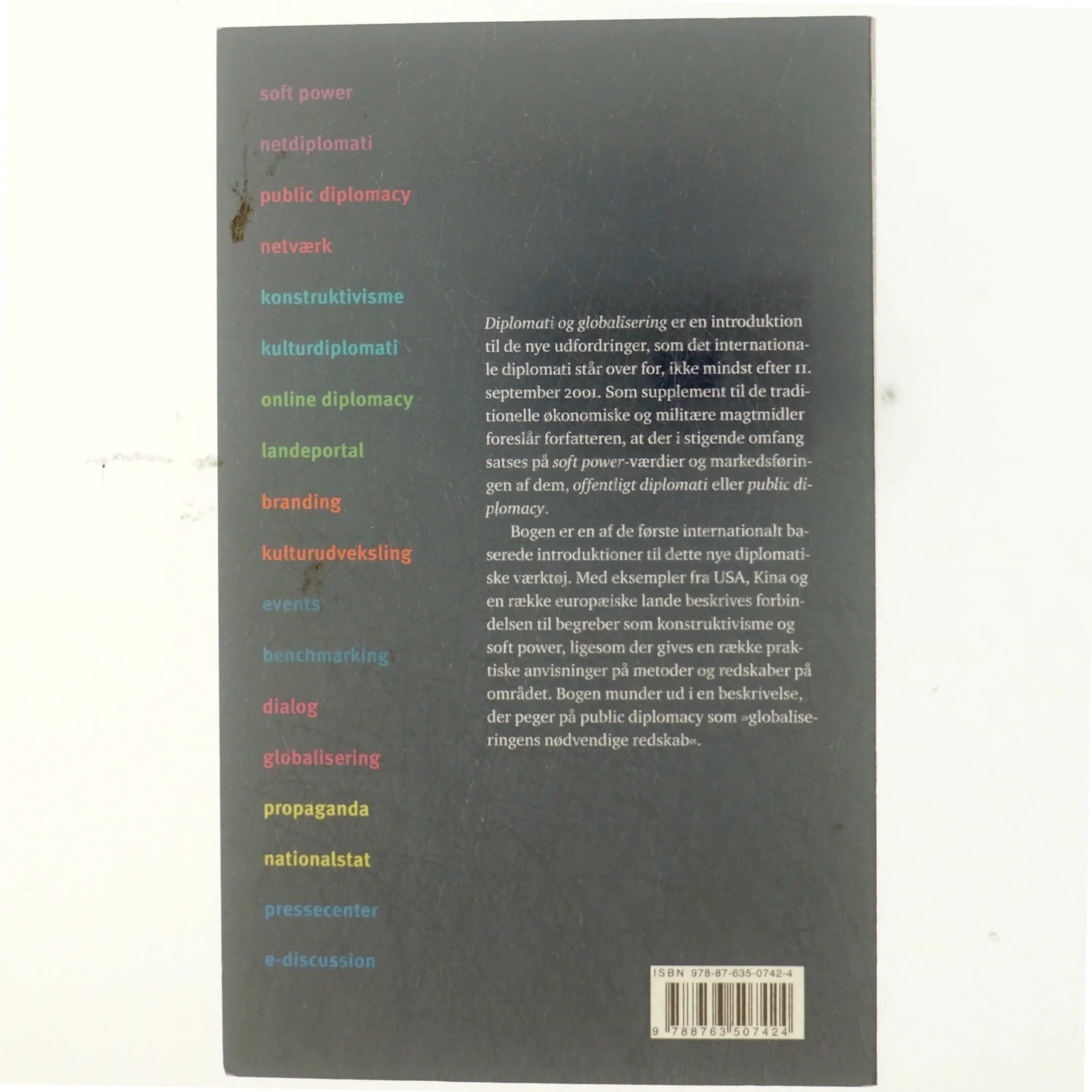 Diplomati og globalisering : en introduktion til public diplomacy af Uffe Andreasen (f. 1943) (Bog)