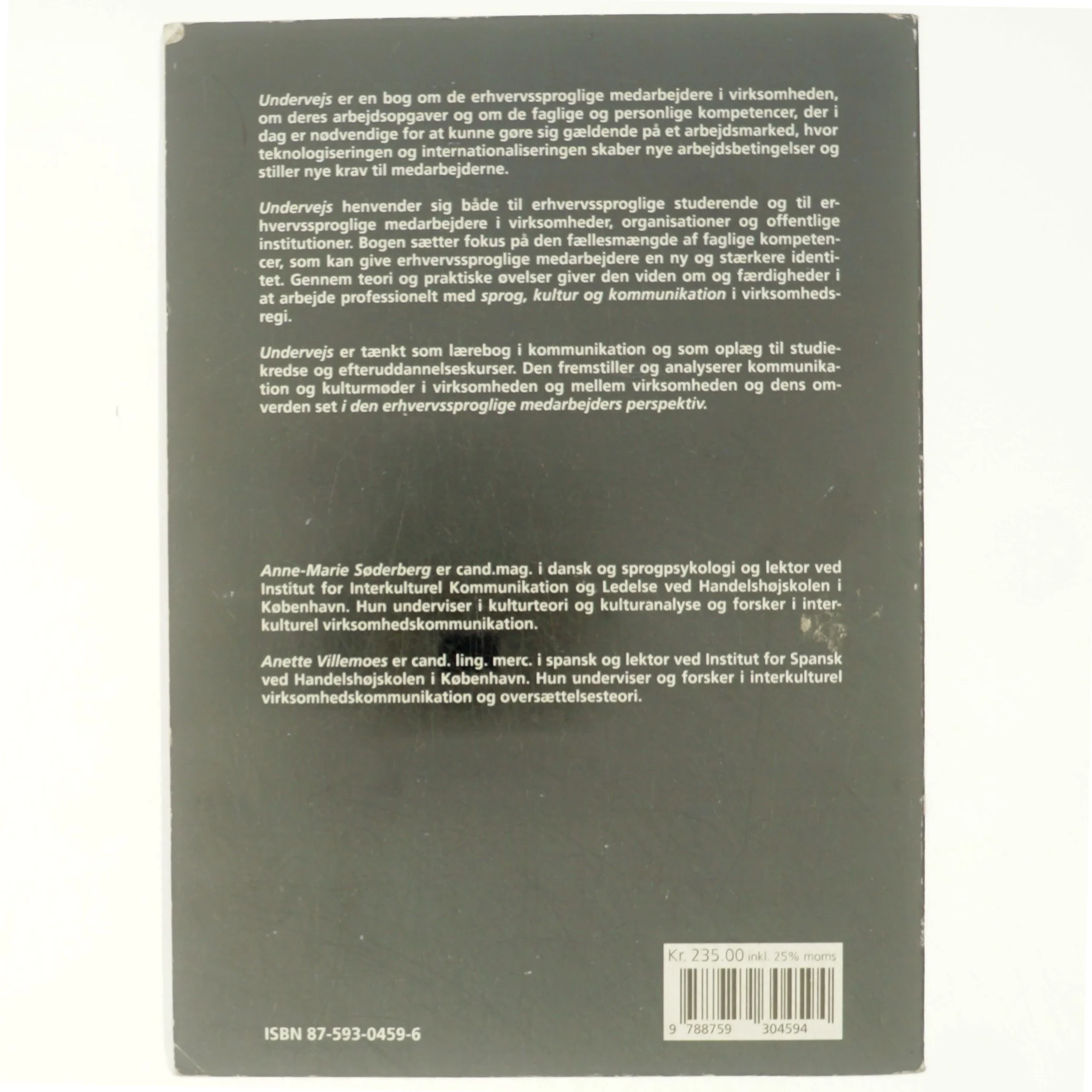 Undervejs : sprog, kultur og kommunikation i den erhvervssproglige medarbejders perspektiv (Bog)