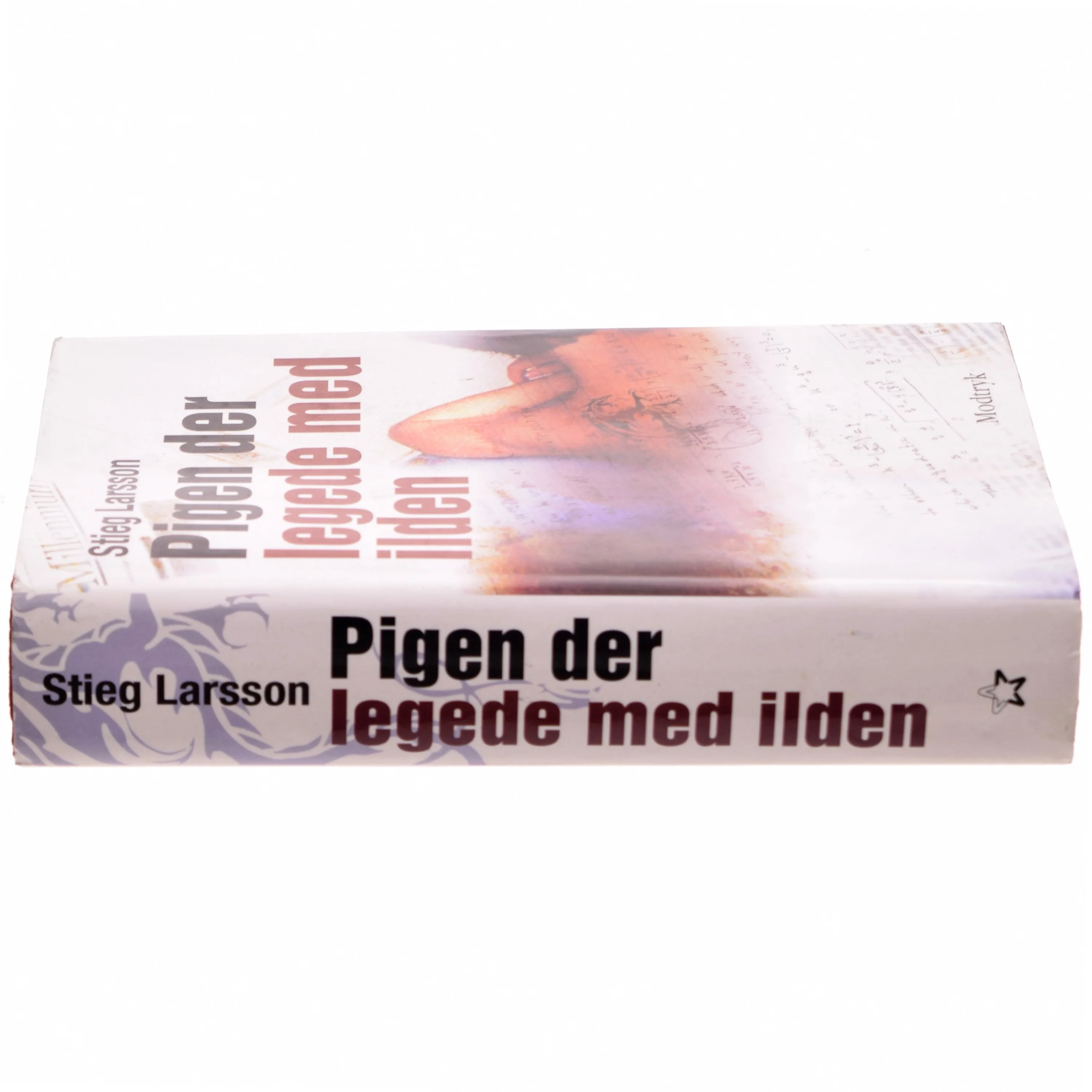 Pigen Der Legede Med Ilden af Stieg Larsson (Bog)