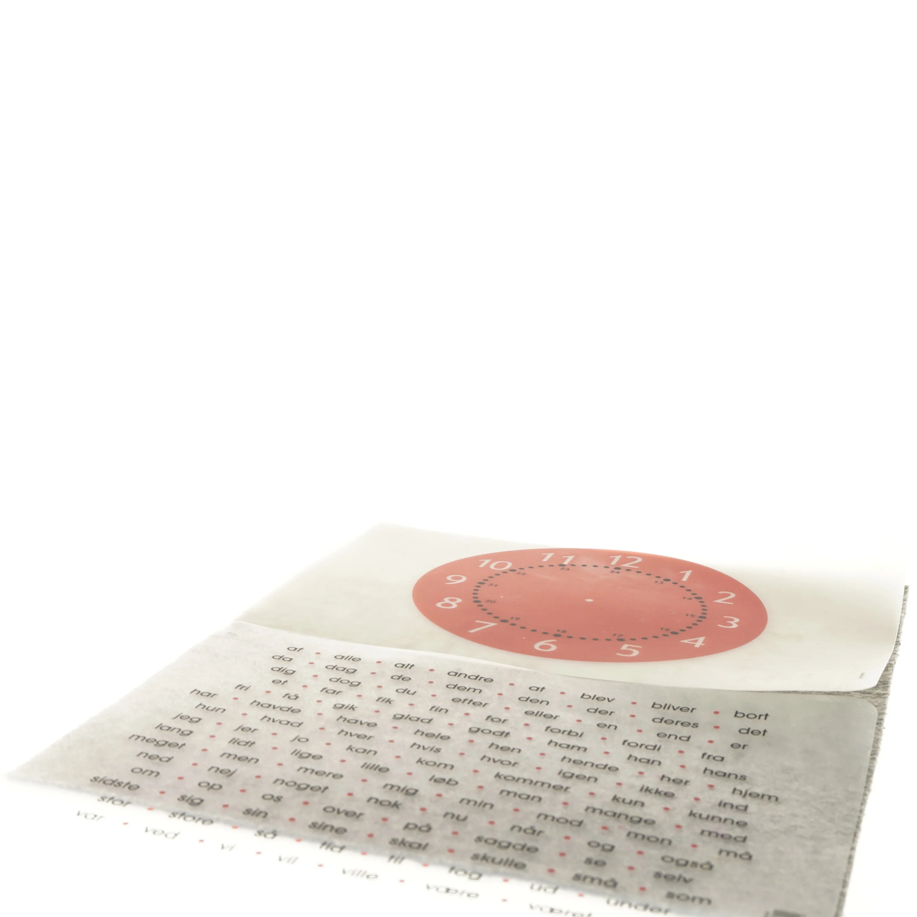 Dækkeservietter med urskive og danske ord stencil