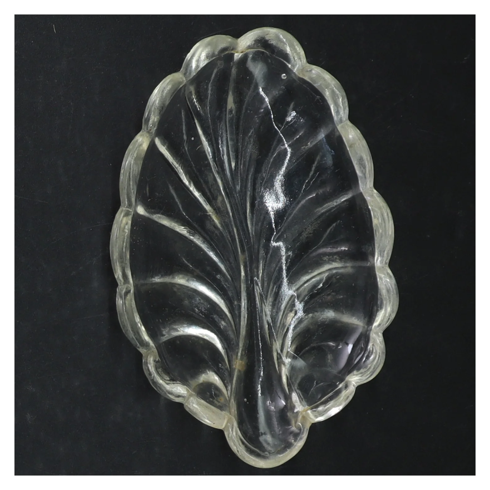 Gennemsigtig glas fad med blade design (str. 25 cm. og. 15 cm)