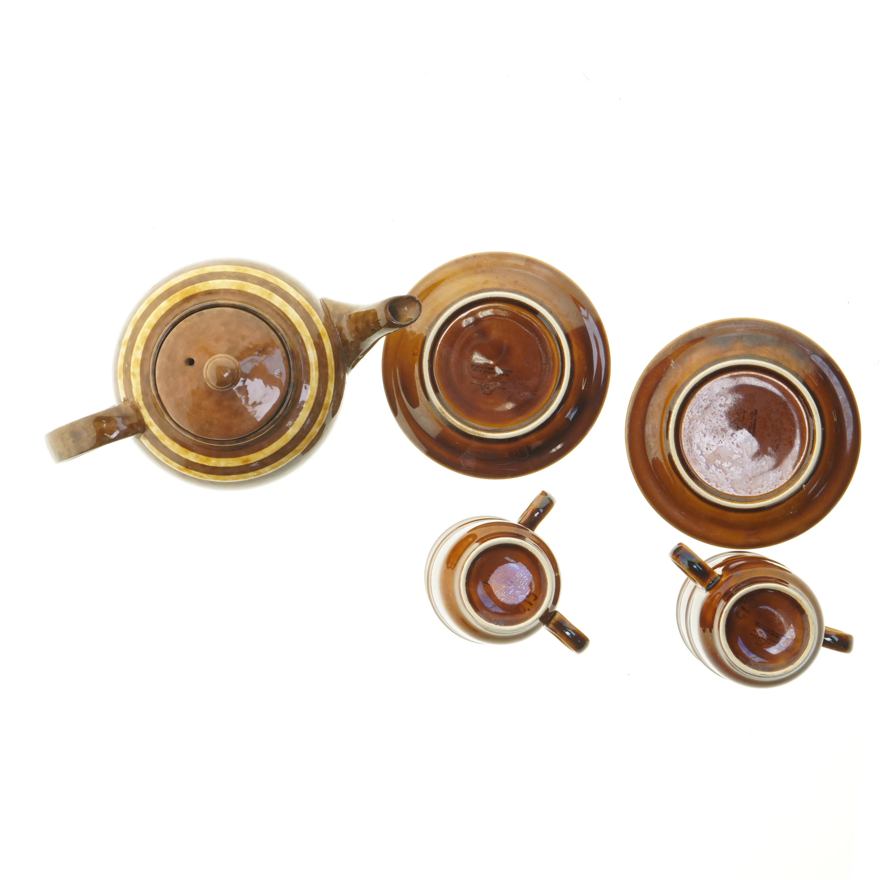 The kande med kopper og underkopper (str. Firekopper. ø. 7,5 cm. 2 undertallerkener. ø. 14 cm)