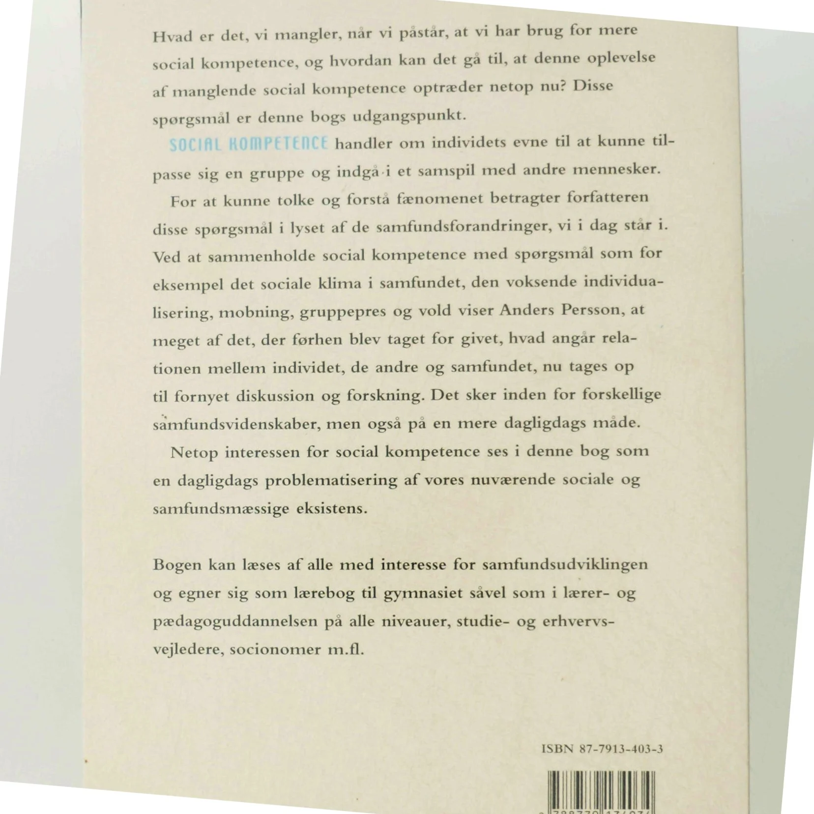 Social kompetence : når individet, de andre og samfundet mødes af Anders Persson (f. 1956) (Bog)