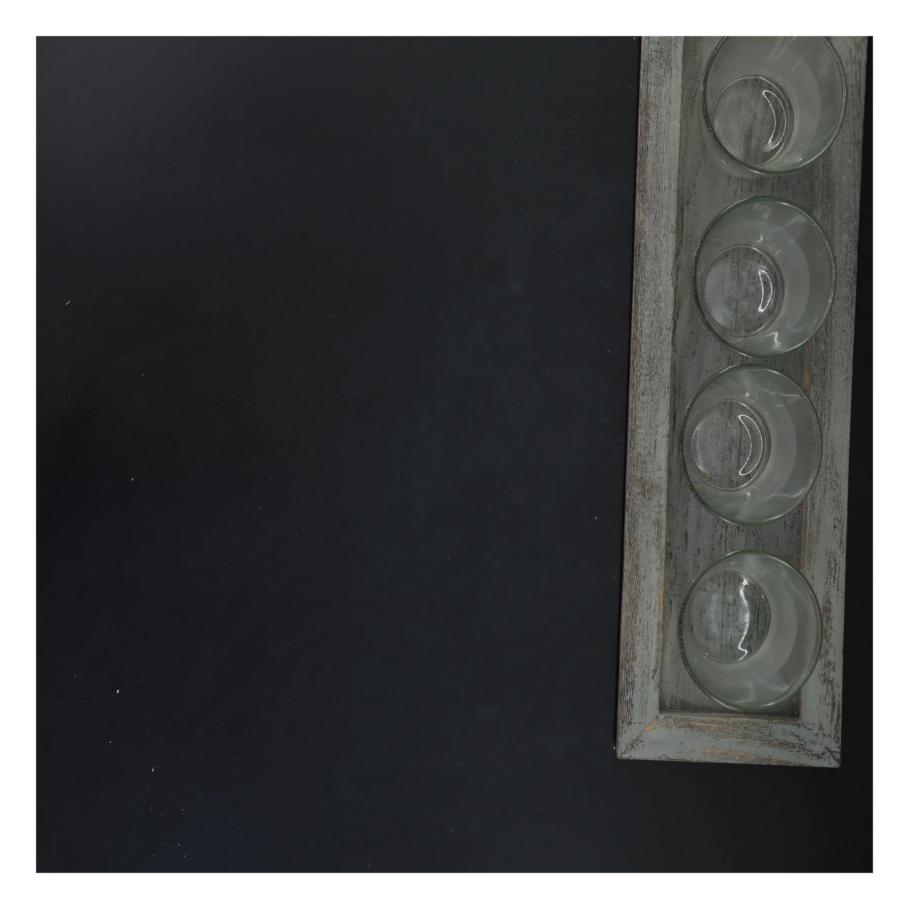 Dekorativ bakke med fyrfadsstager (str. 40x12,5 cm)