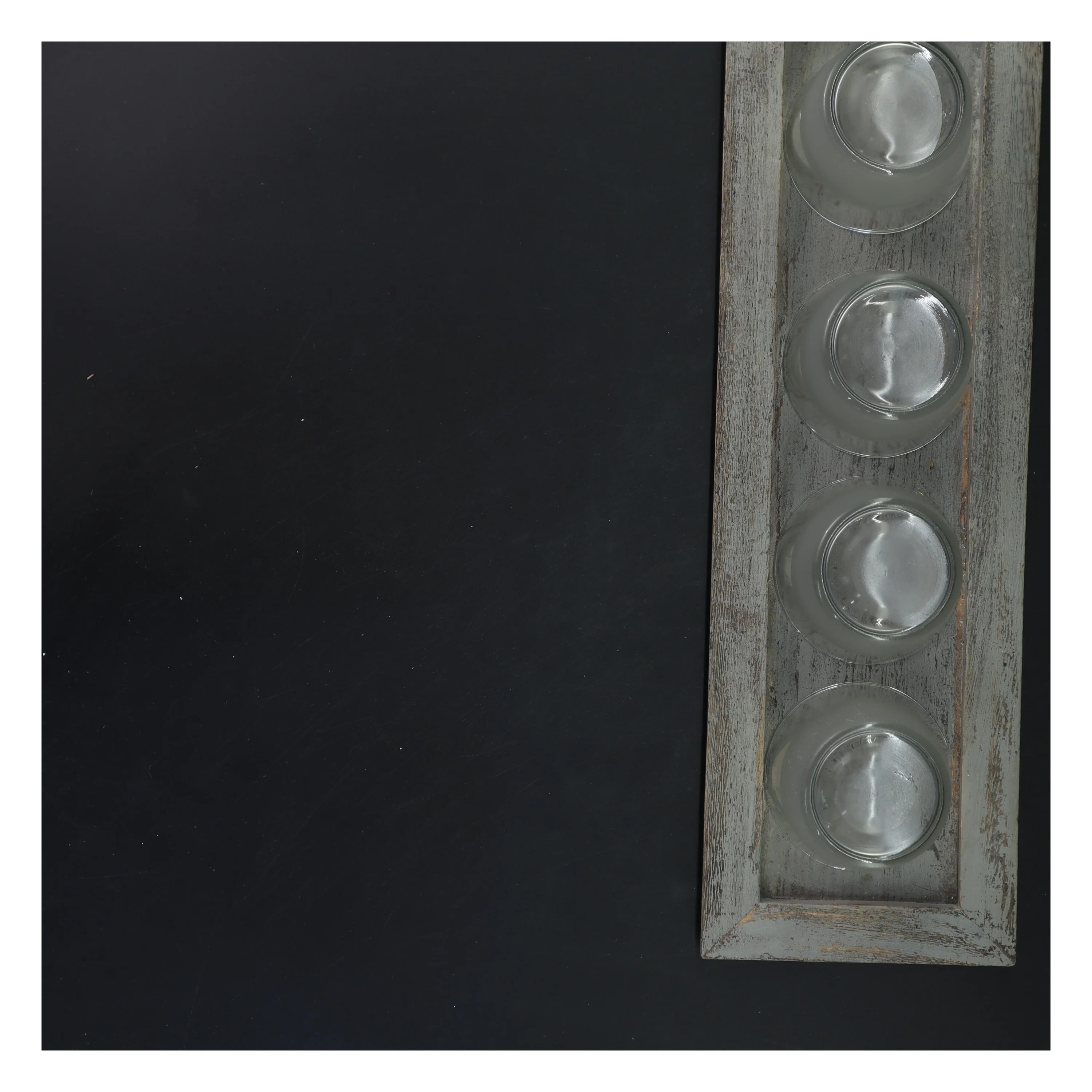 Dekorativ bakke med fyrfadsstager (str. 40x12,5 cm)