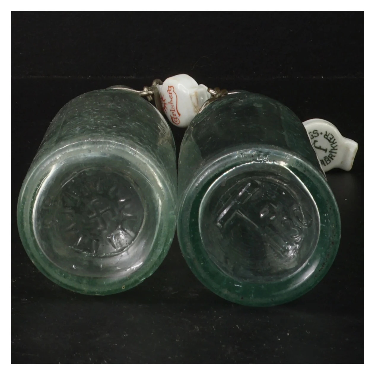To gamle glasflasker med lukning fra Tuborg (str. 21 cm)