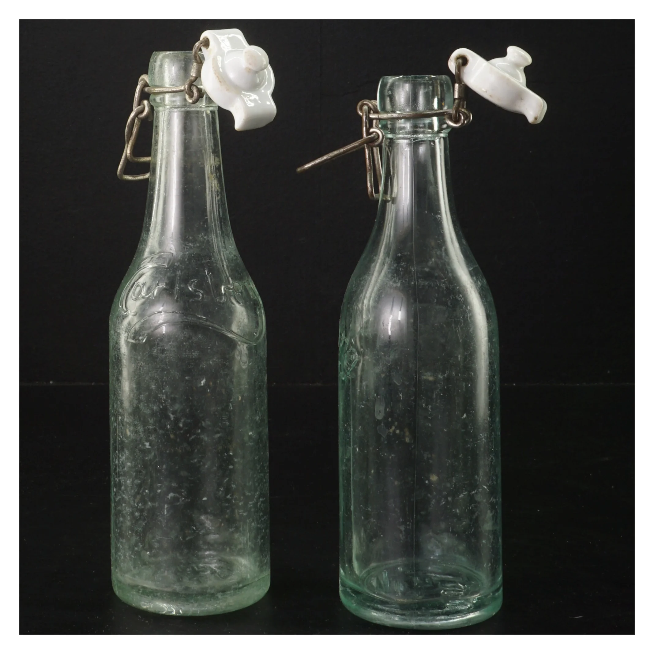 To gamle glasflasker med lukning fra Tuborg (str. 21 cm)