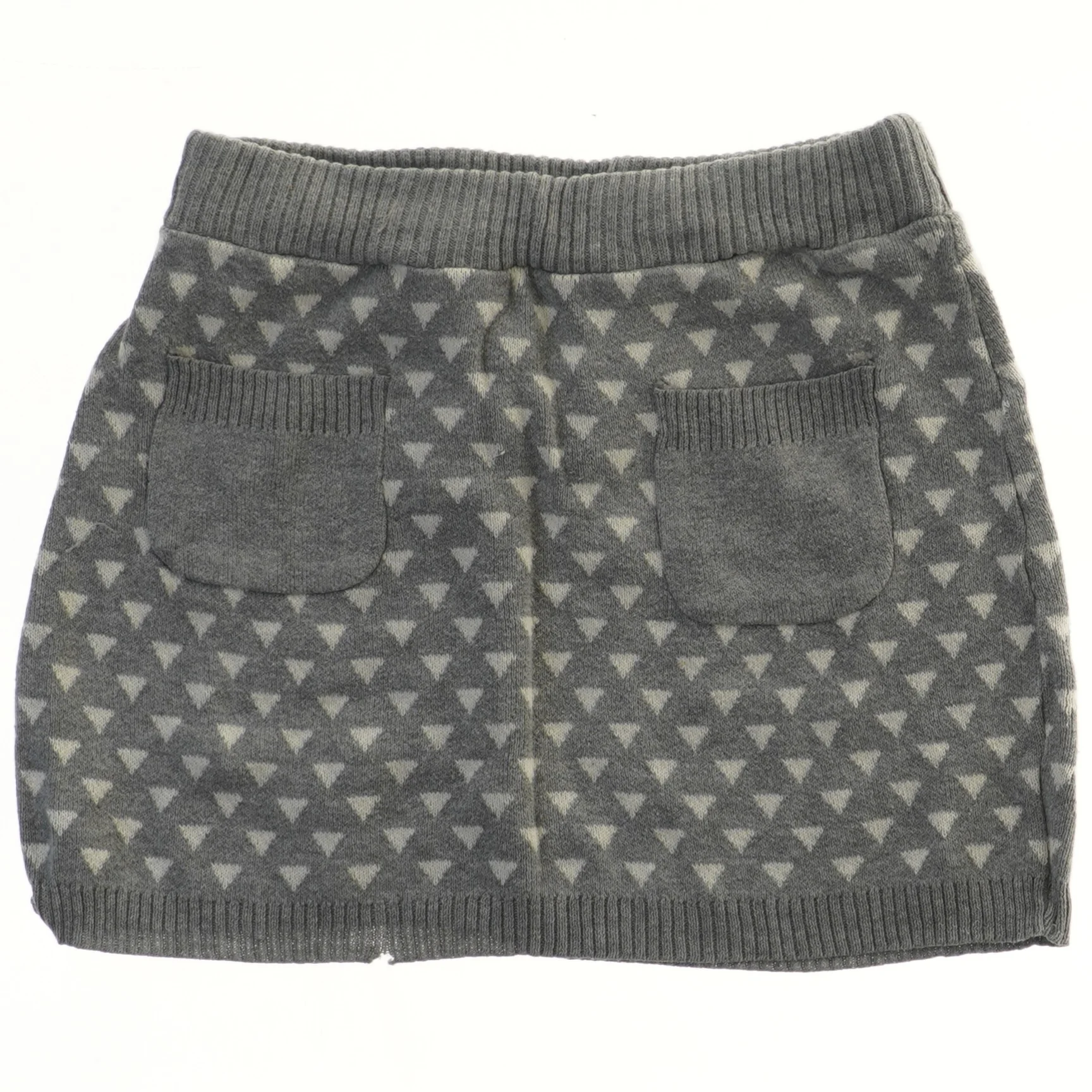 Grå nederdel med trekantmønster fra H&M (str. 122)