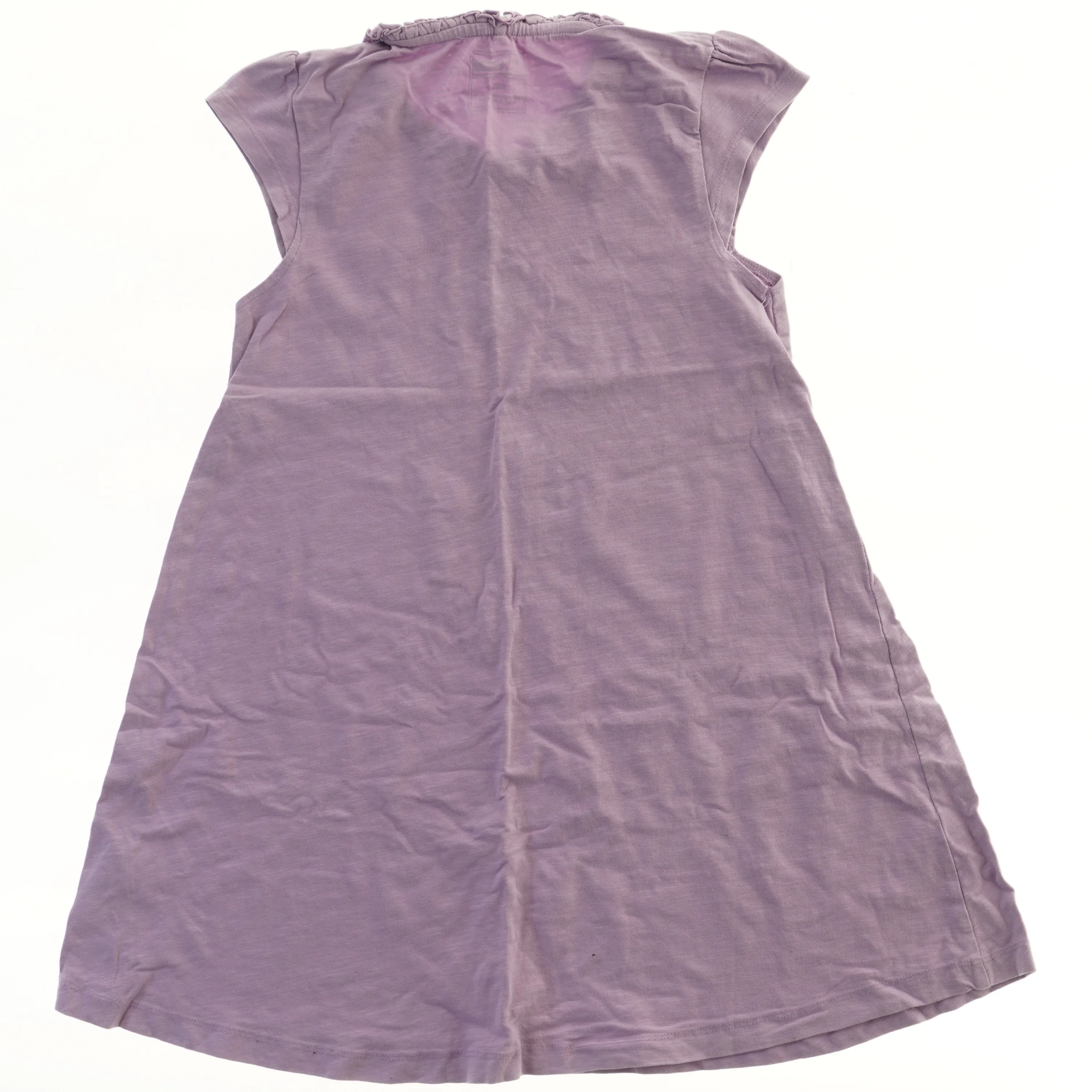 Lilla kjole med blomster og sommerfugl fra Name It (str. 134)