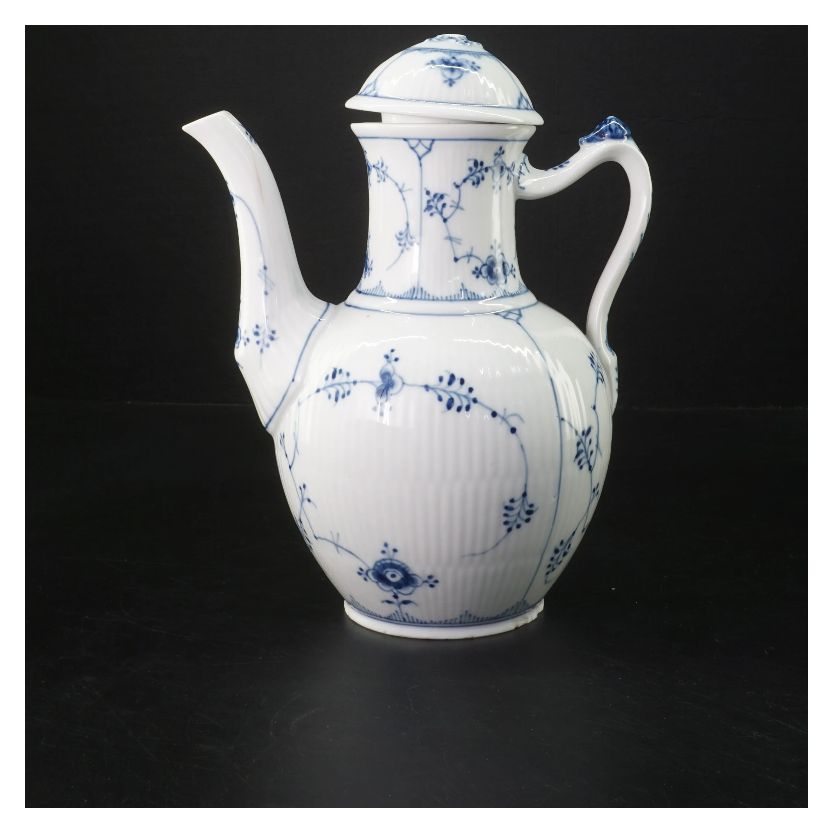 Tekande i porcelæn med musselmalet dekoration fra Royal Copenhagen (str. 24x20 cm)