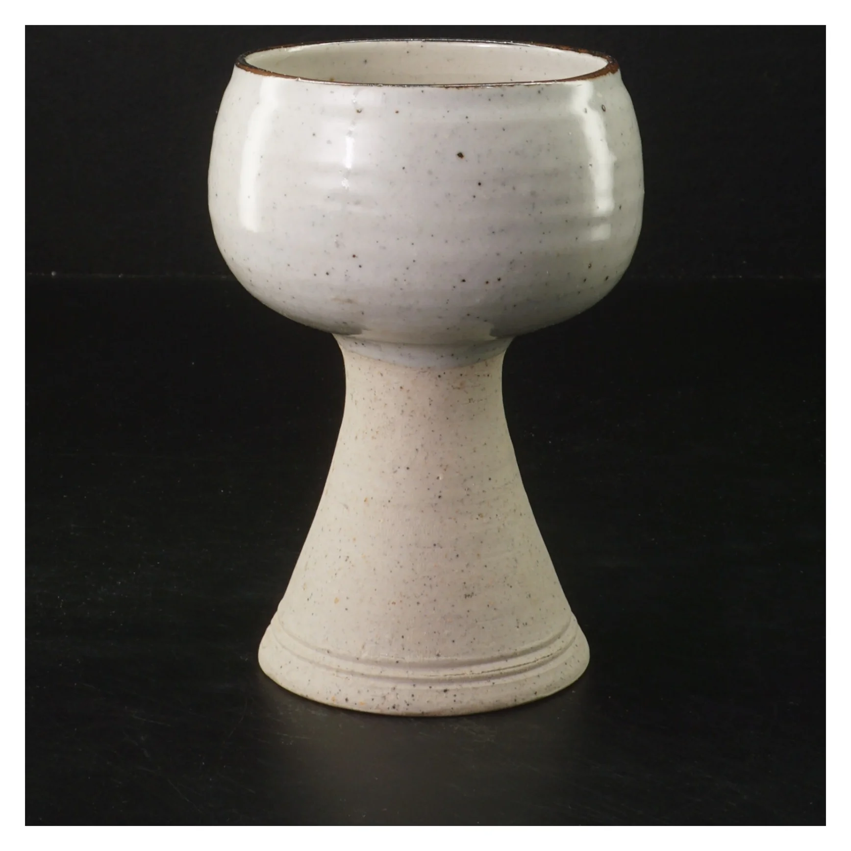 Keramik vase på fod (str. Ø 8,5 cm længde 14 cm)