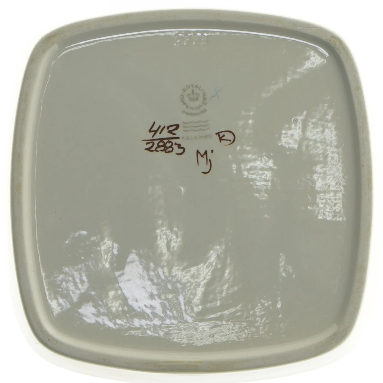 Keramisk fad med blåt og brunt mønster fra Royal Copenhagen (str. 16,5x16,5 cm)