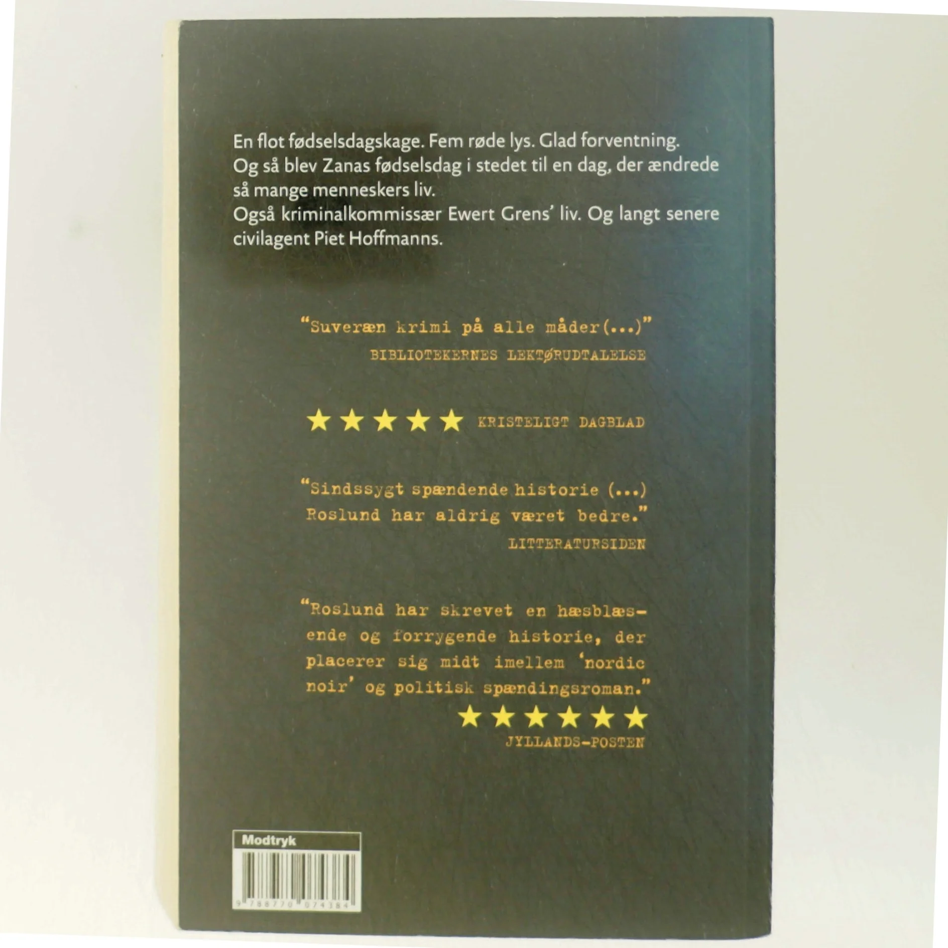 Anders Roslund: Hun skal leve, Hardback fra Modtryk