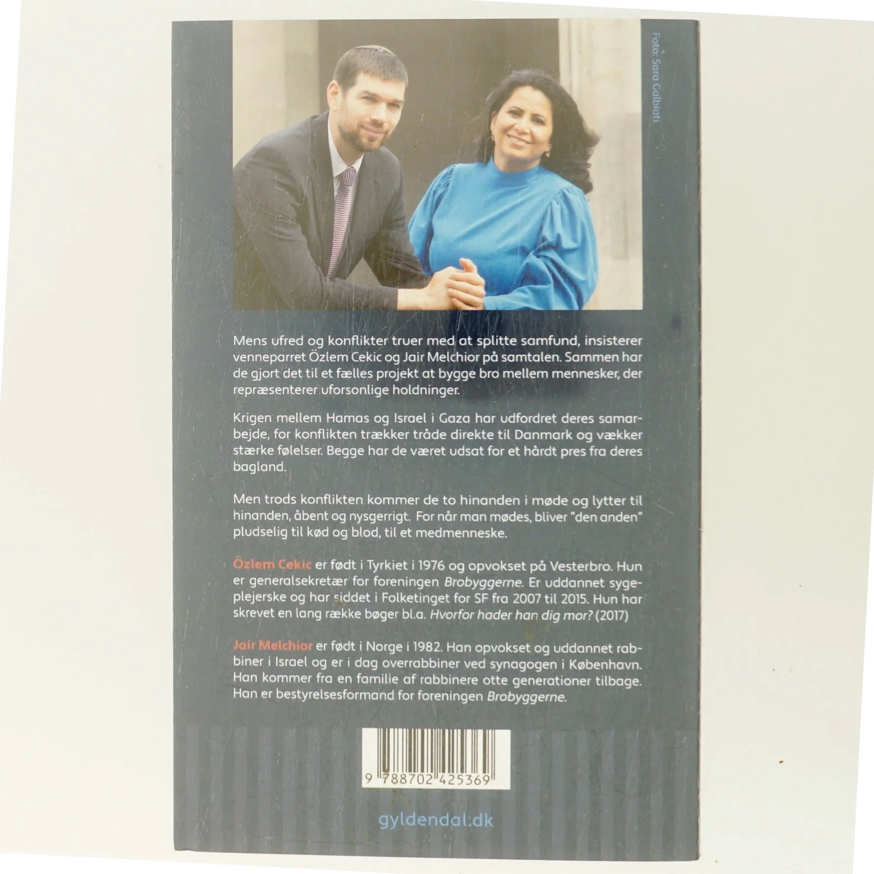 På trods af forskelle og uenighed : en samtale mellem Özlem Cekic og Jair Melchior af Anne Knudsen (f. 1956) (Bog)