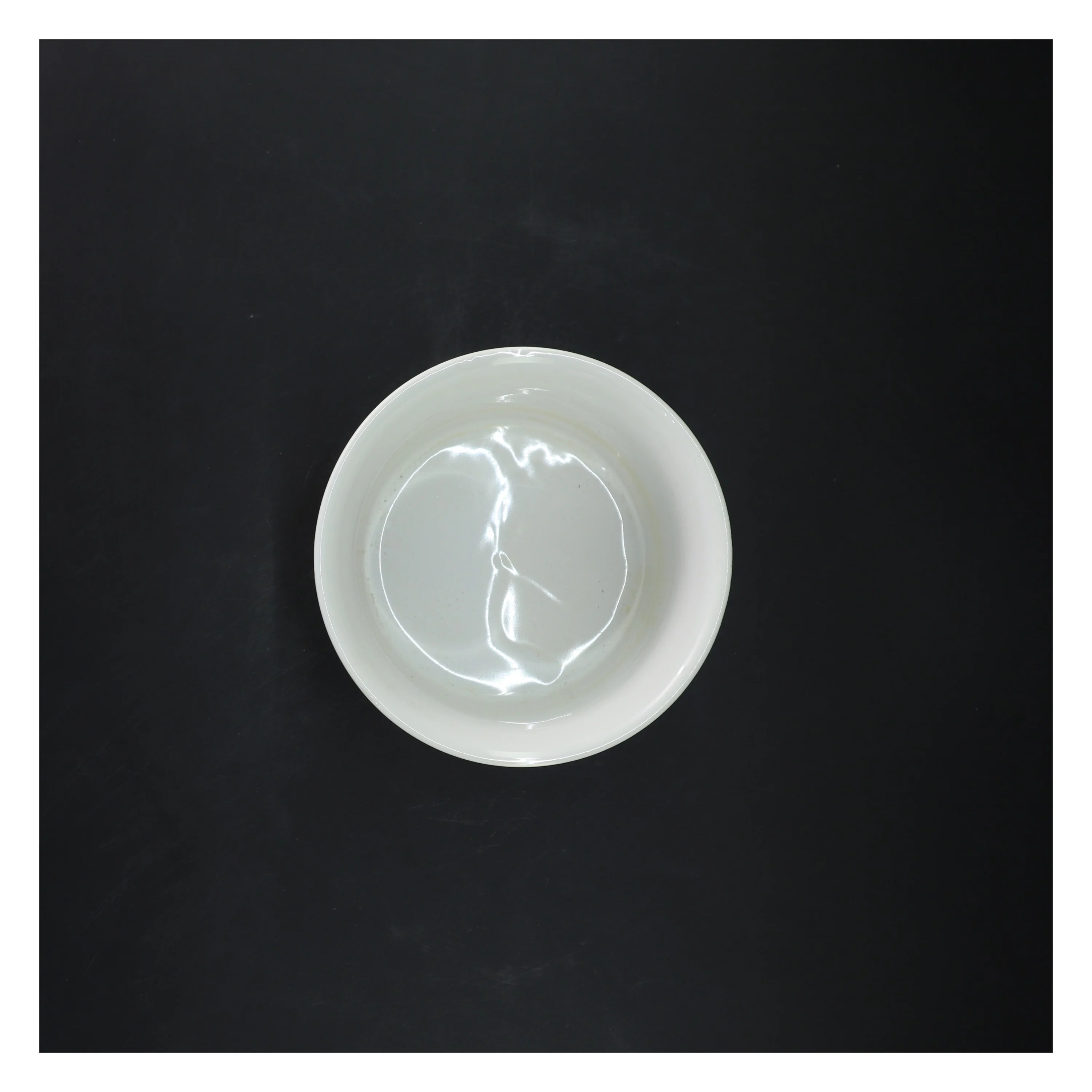 Hvid krukke med juleblomster (str. Ø 14 cm)