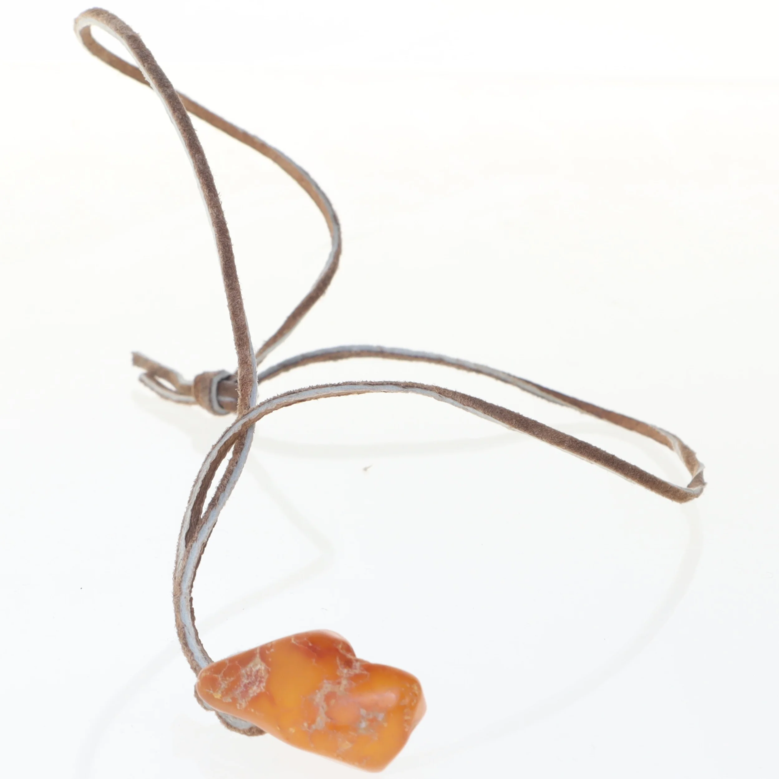 Halskæde med stenvedhæng (str. 33 cm)