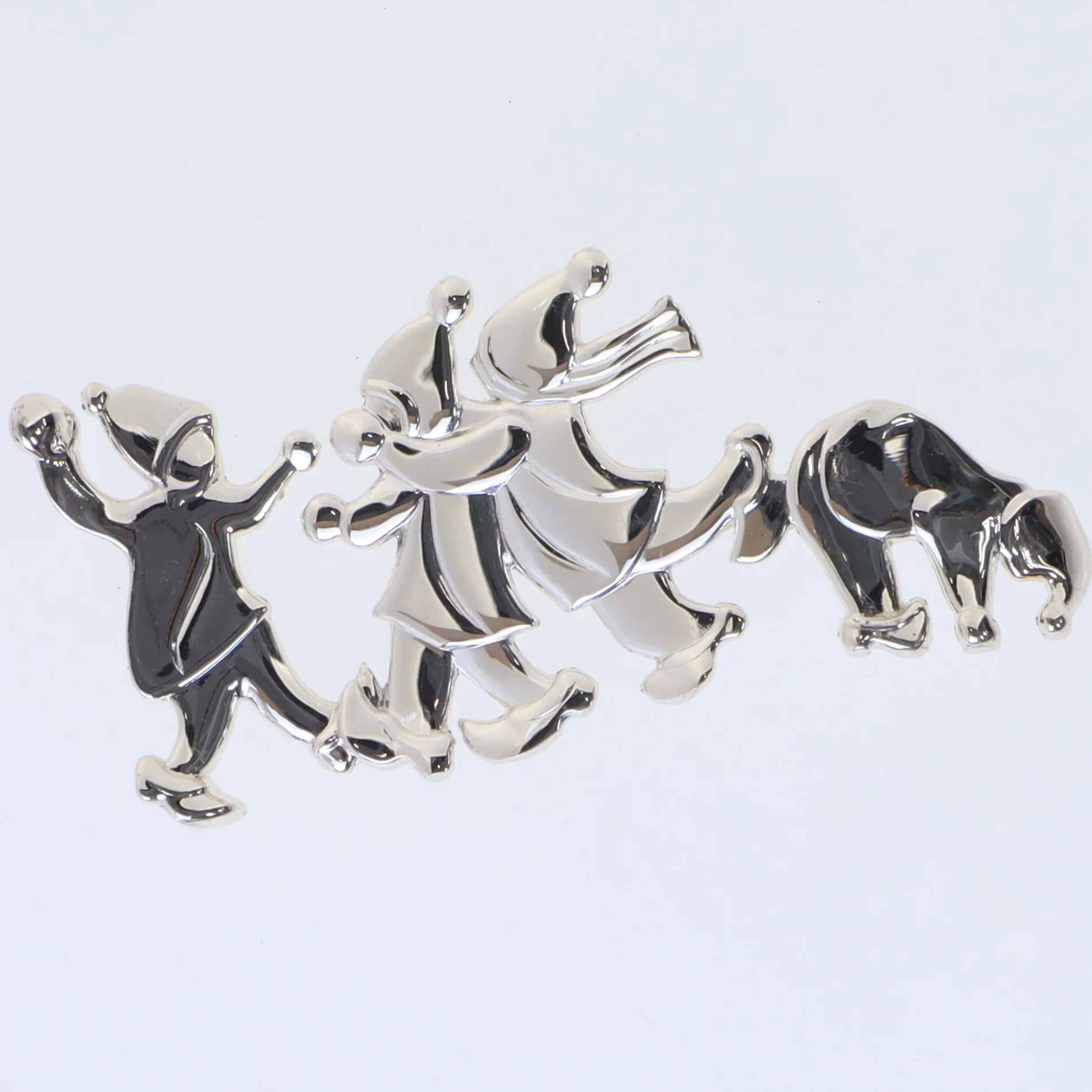 Sølvfarvet juledekoration af figurer (str. 11,5x5 cm) fra Karen blixens jul