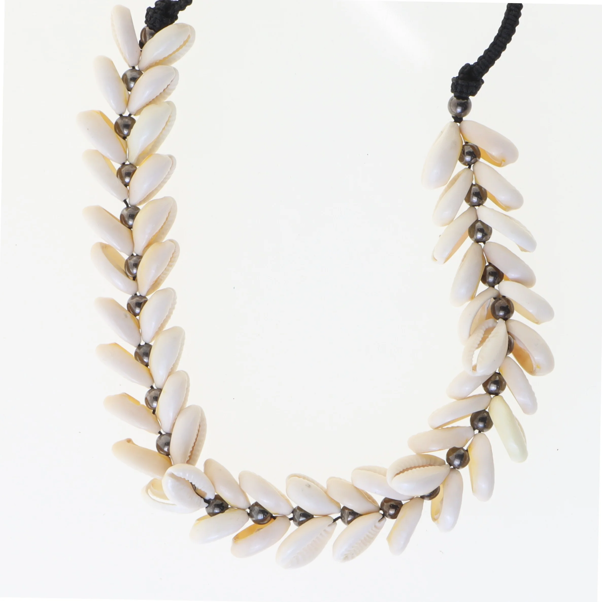 Perlehalskæde med skaller (str. 35 cm)