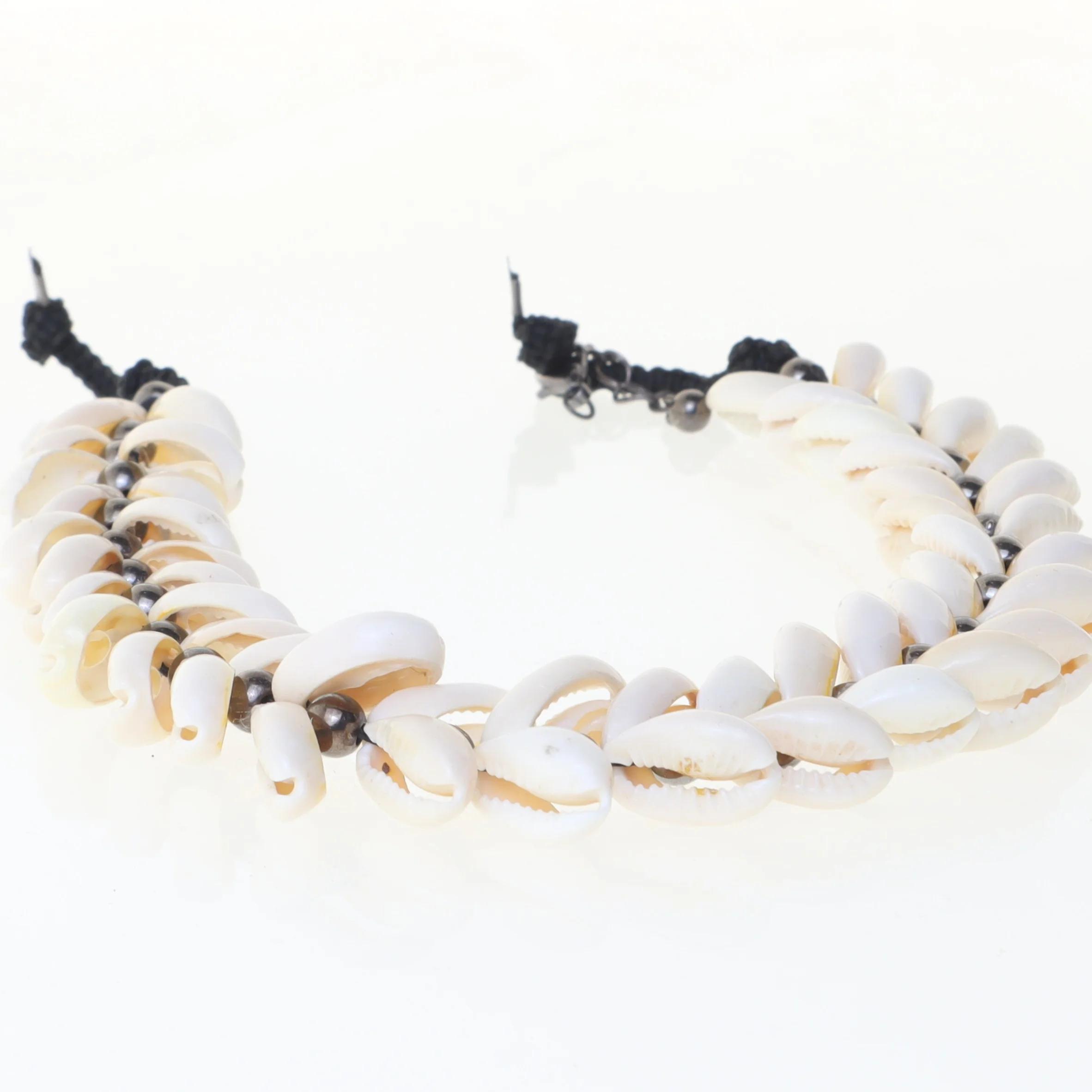 Perlehalskæde med skaller (str. 35 cm)