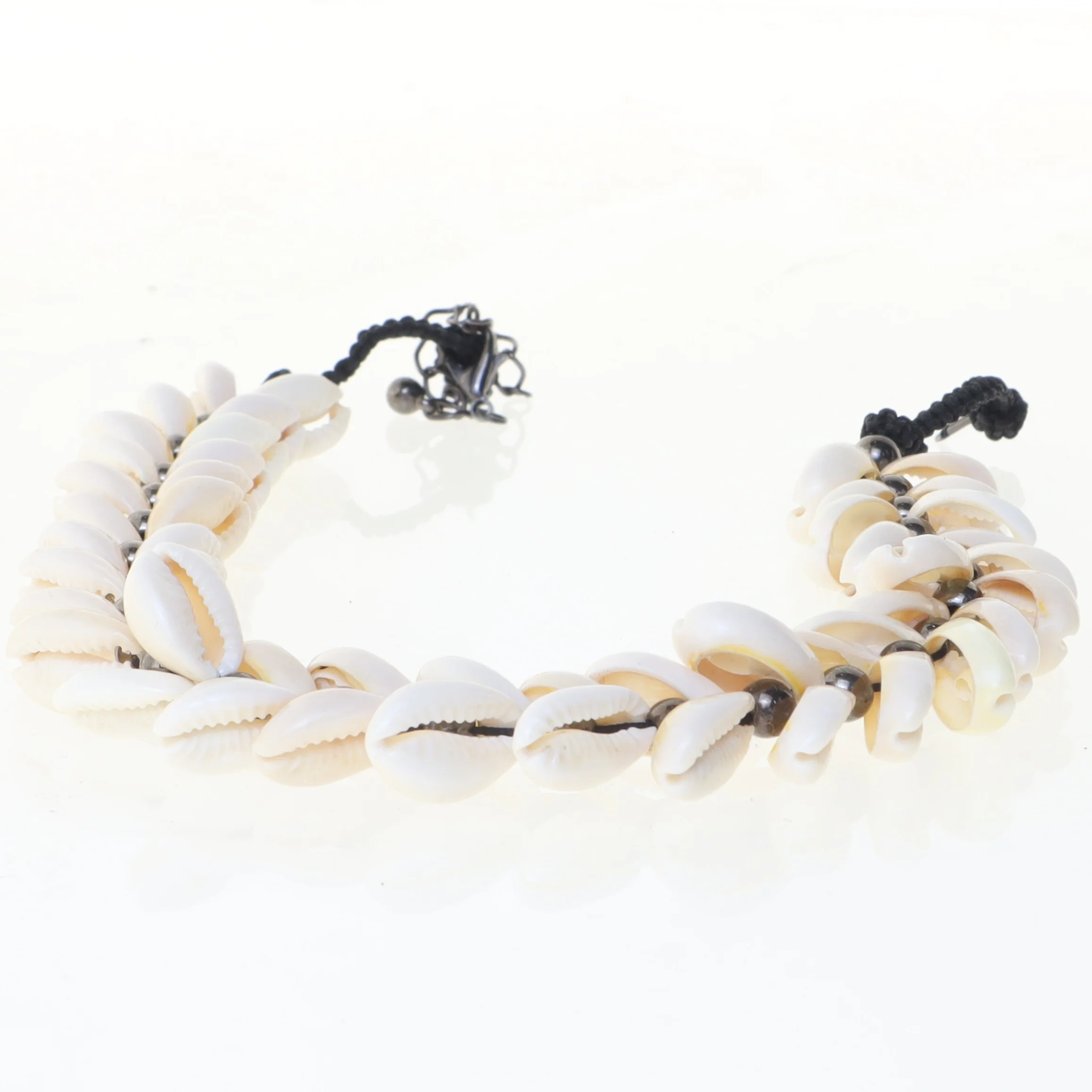 Perlehalskæde med skaller (str. 35 cm)