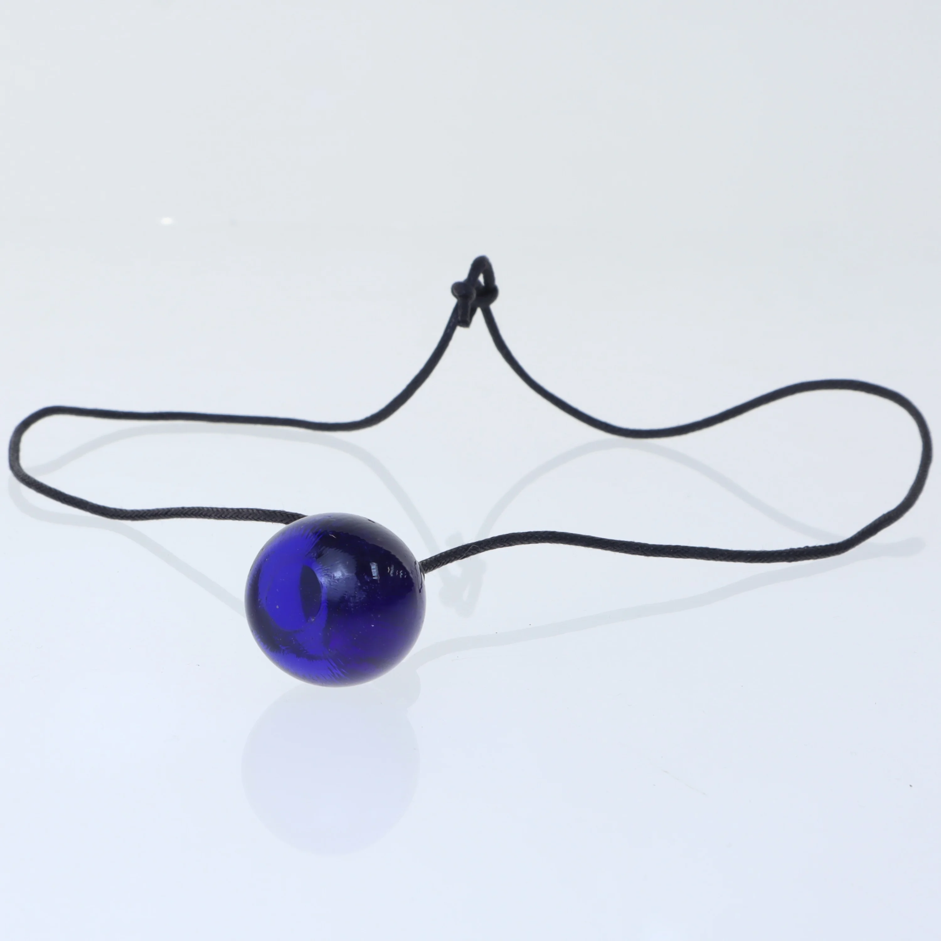 Blå glas vedhæng med snor (str. 67 cm)